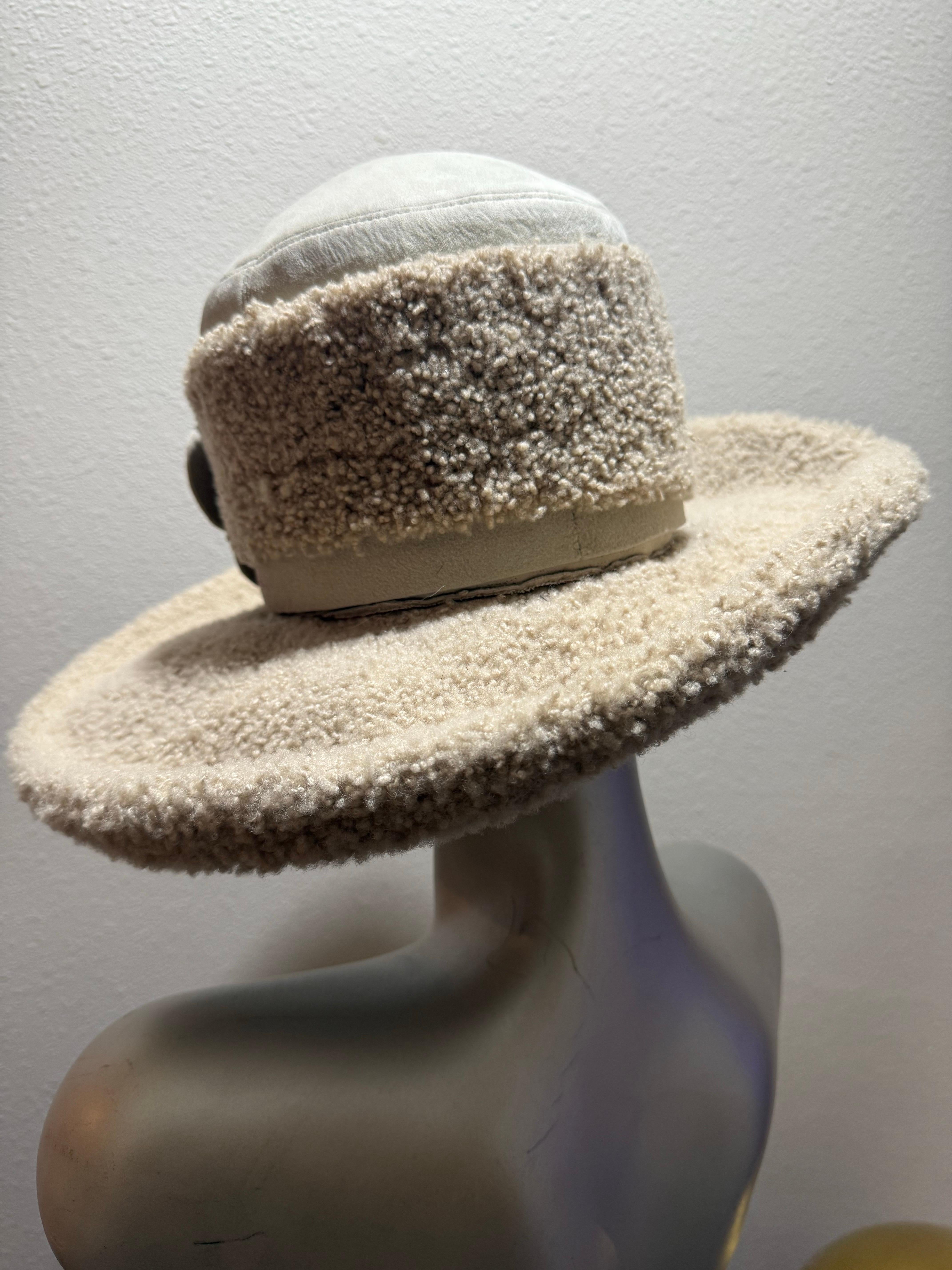 Donna Fedora invernale in pelle e pelliccia d'agnello Lenore Marshall del 1970 con corona rotonda e fiori in vendita