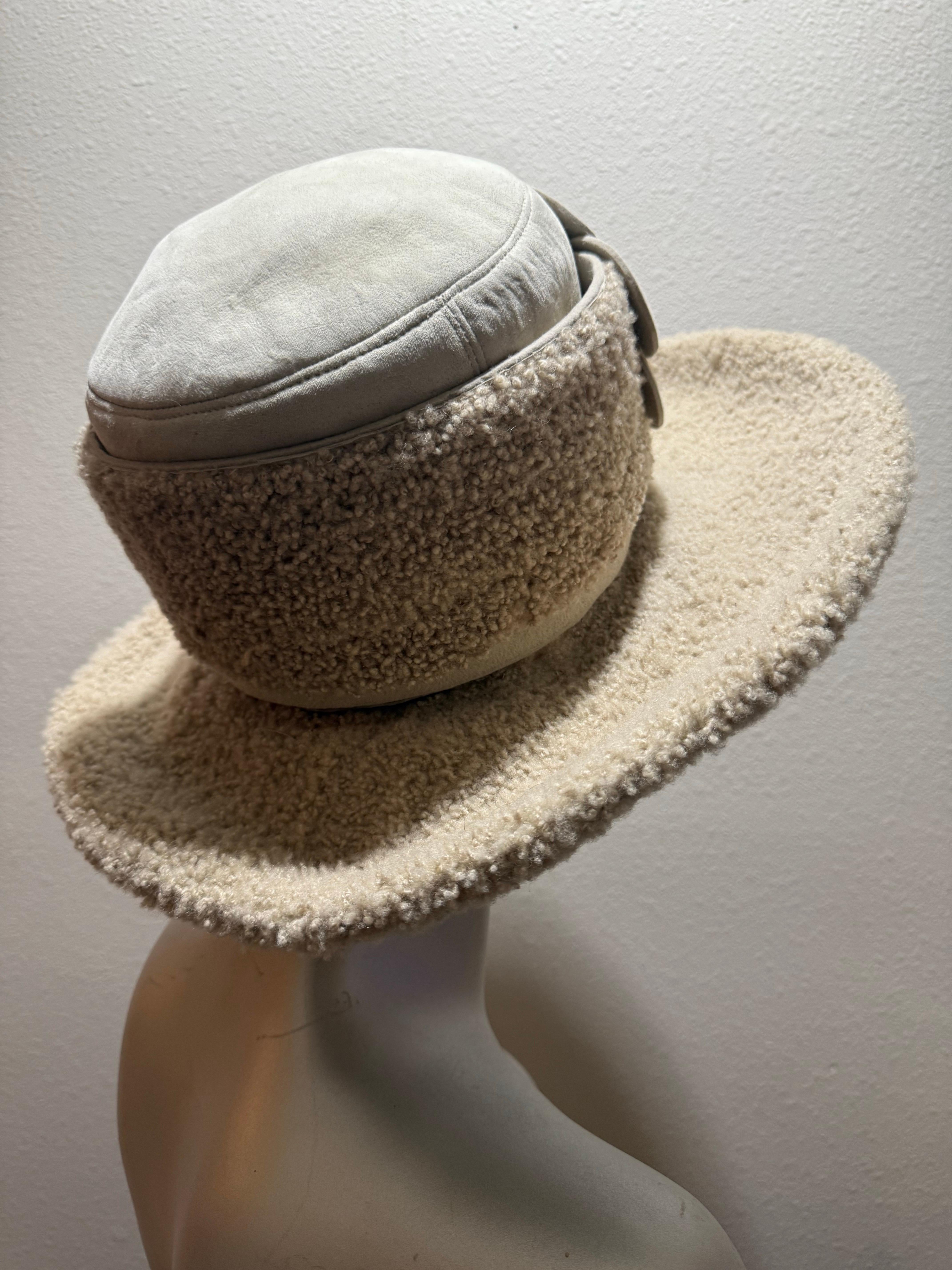 Fedora invernale in pelle e pelliccia d'agnello Lenore Marshall del 1970 con corona rotonda e fiori in vendita 1