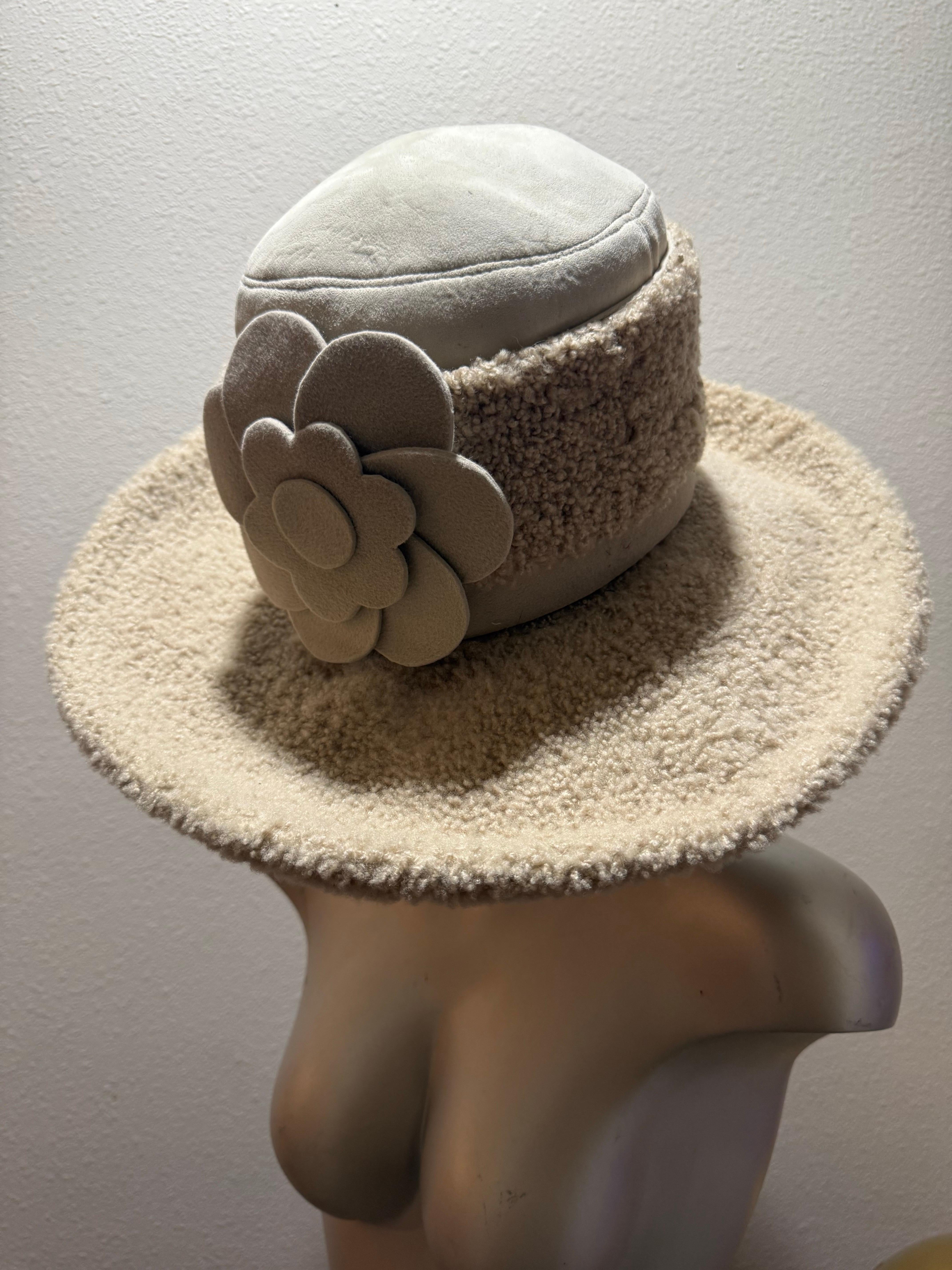 Fedora invernale in pelle e pelliccia d'agnello Lenore Marshall del 1970 con corona rotonda e fiori in vendita 2