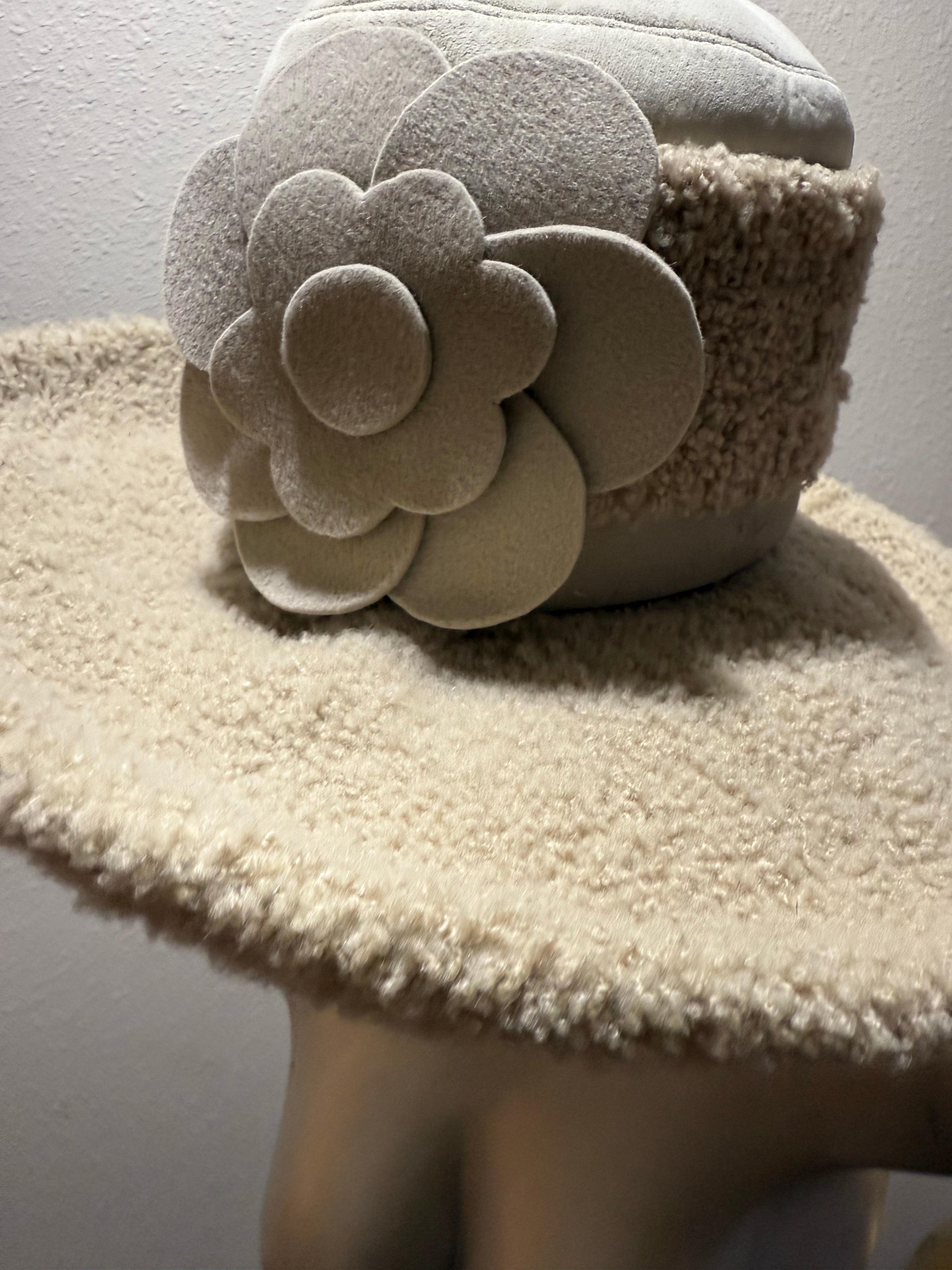 Fedora invernale in pelle e pelliccia d'agnello Lenore Marshall del 1970 con corona rotonda e fiori in vendita 3