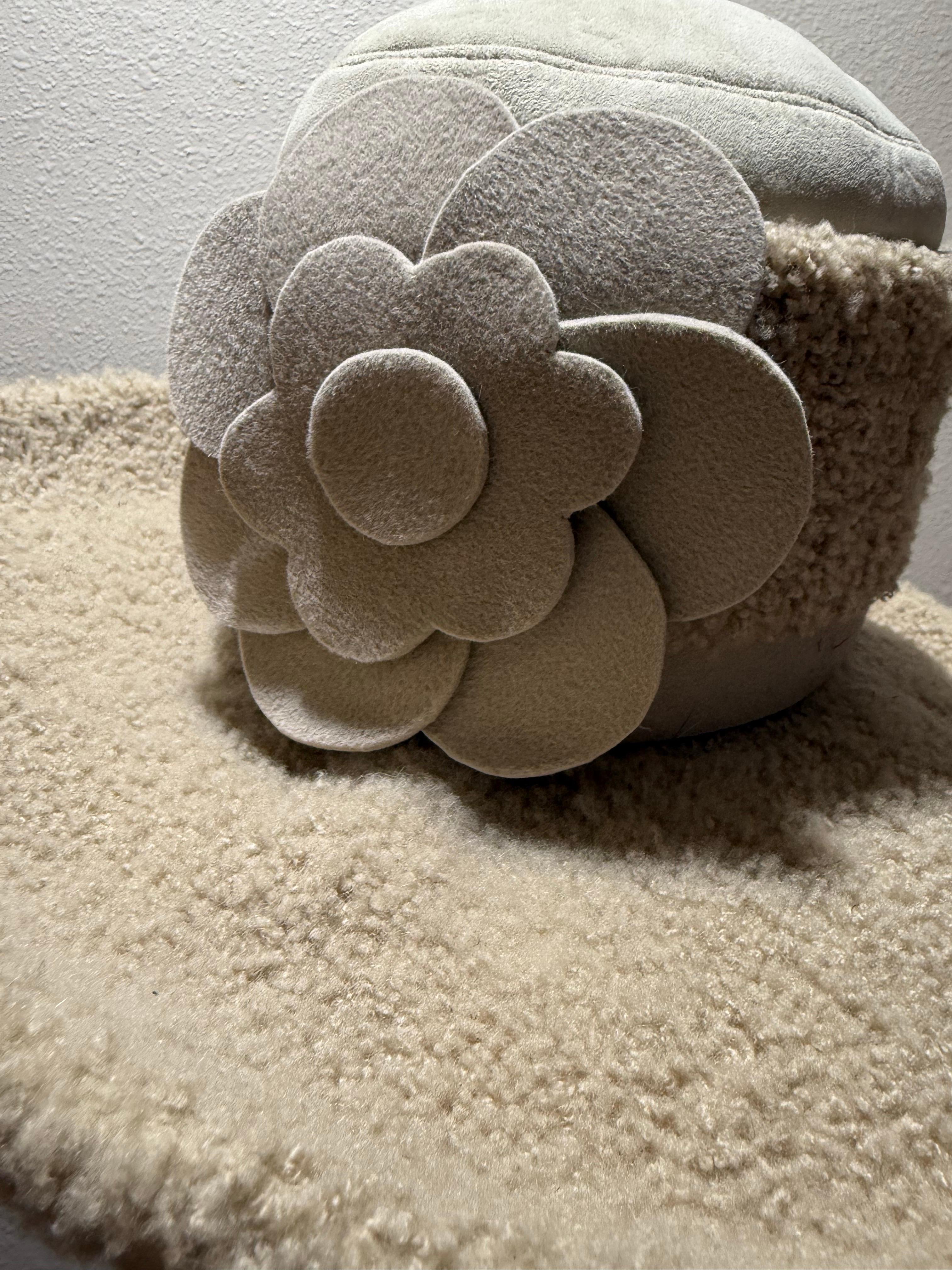 Fedora invernale in pelle e pelliccia d'agnello Lenore Marshall del 1970 con corona rotonda e fiori in vendita 4