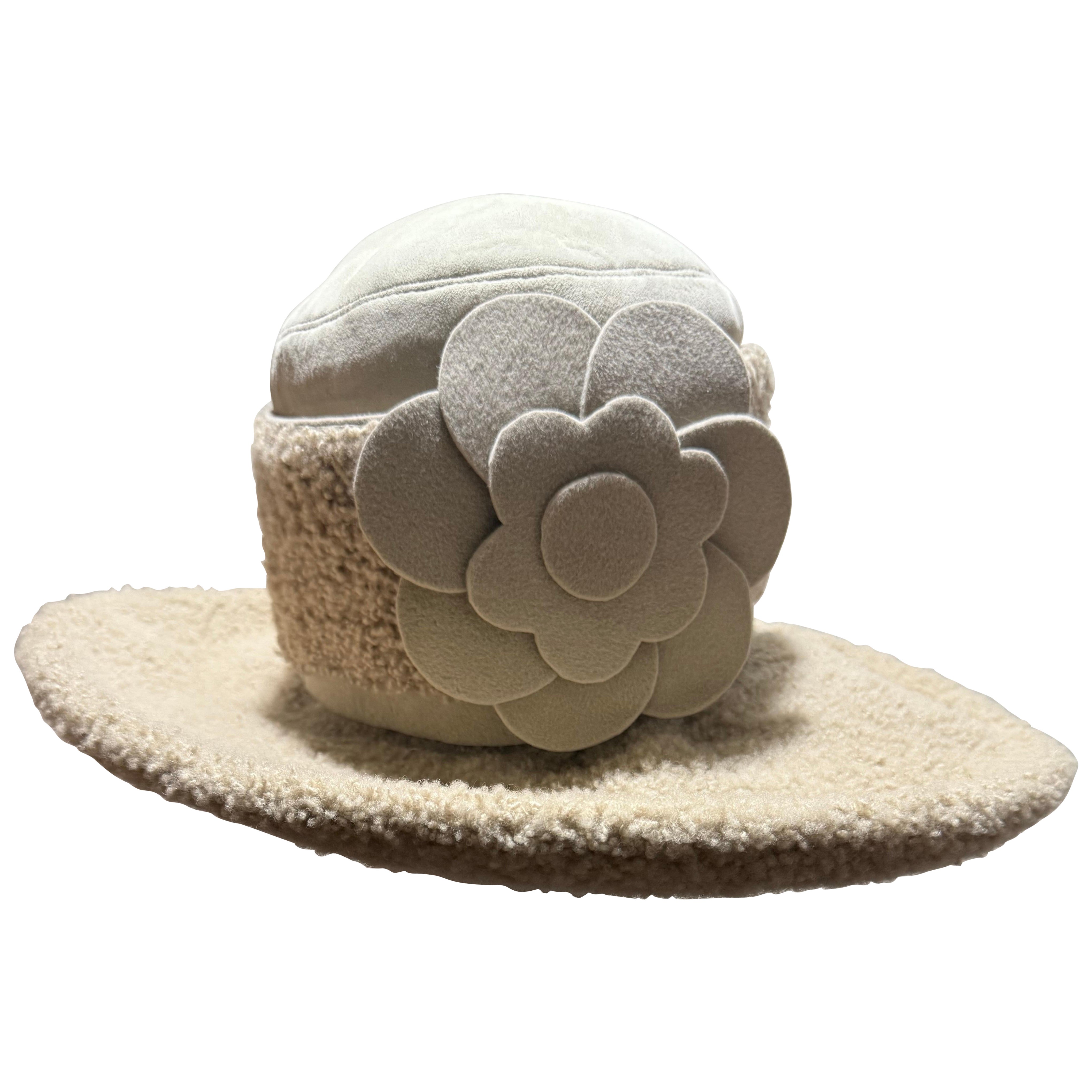 Fedora invernale in pelle e pelliccia d'agnello Lenore Marshall del 1970 con corona rotonda e fiori