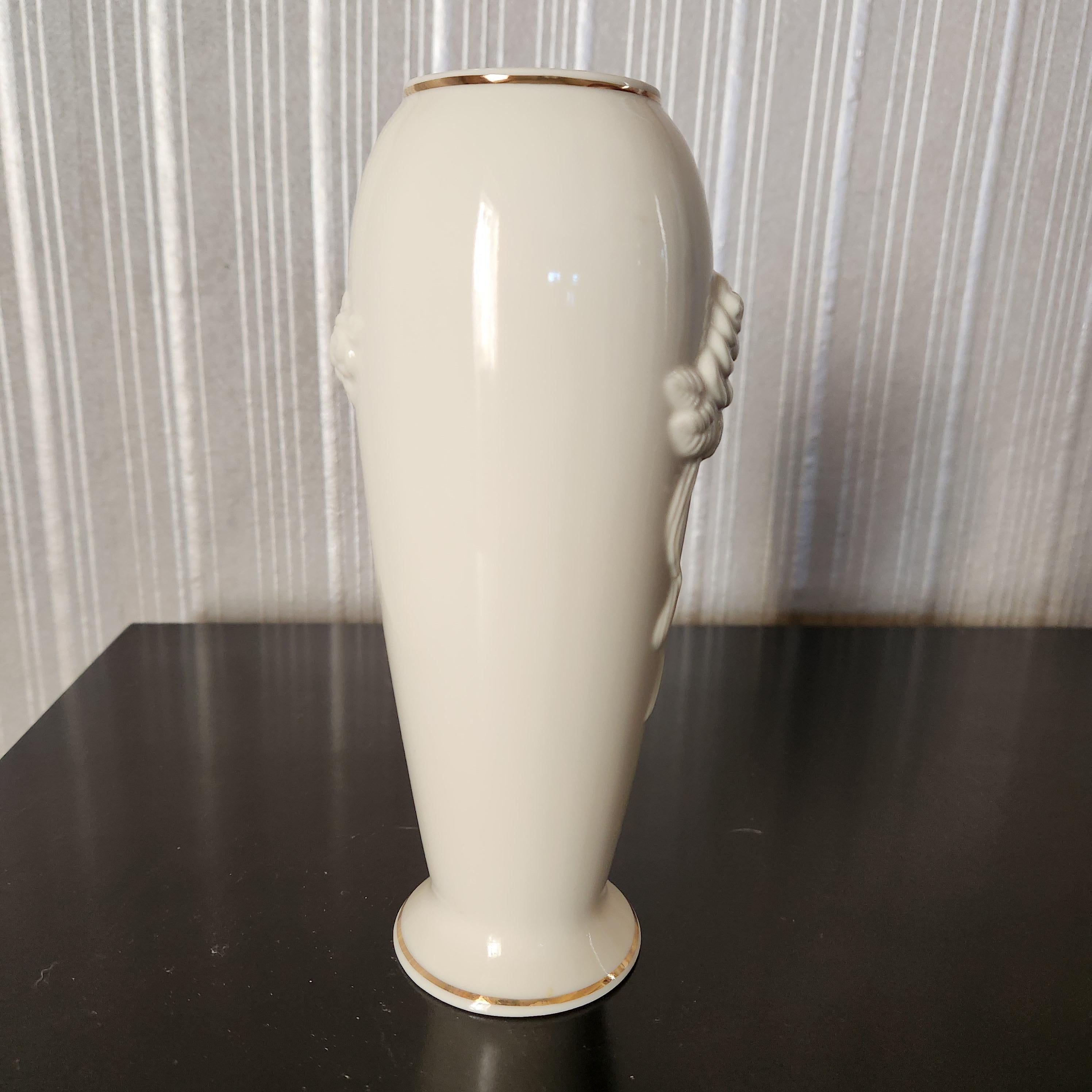 AMBIANIC presenta
Vaso per boccioli di rosa in porcellana Lenox da 8 pollici
timbrata dal produttore Malesia fatta
2,4L x 7,5H
Usato, originale e vintage
Fai riferimento alle immagini