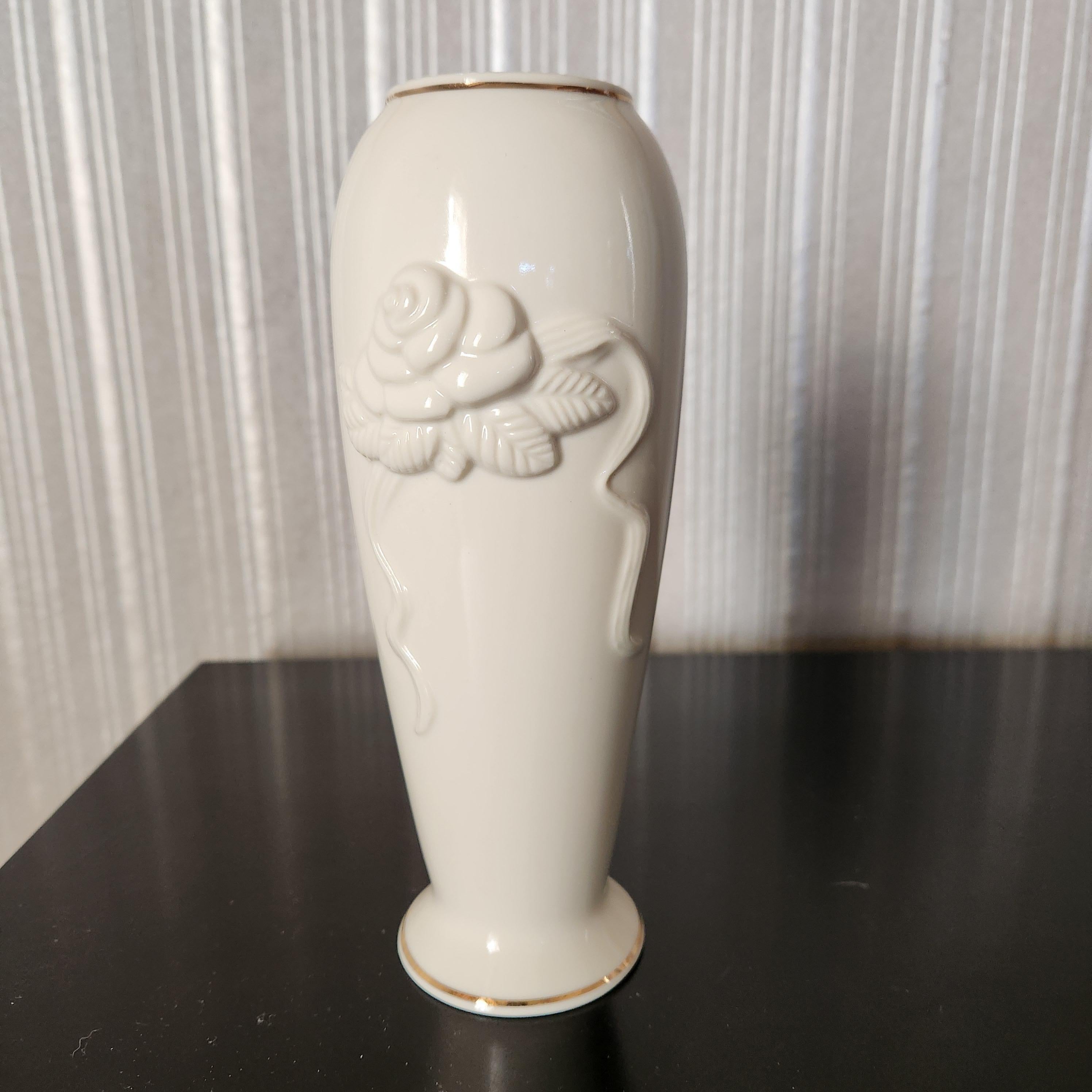 Mid-Century moderno Vaso a bocciolo di rosa in porcellana Lenox degli anni '70 in vendita