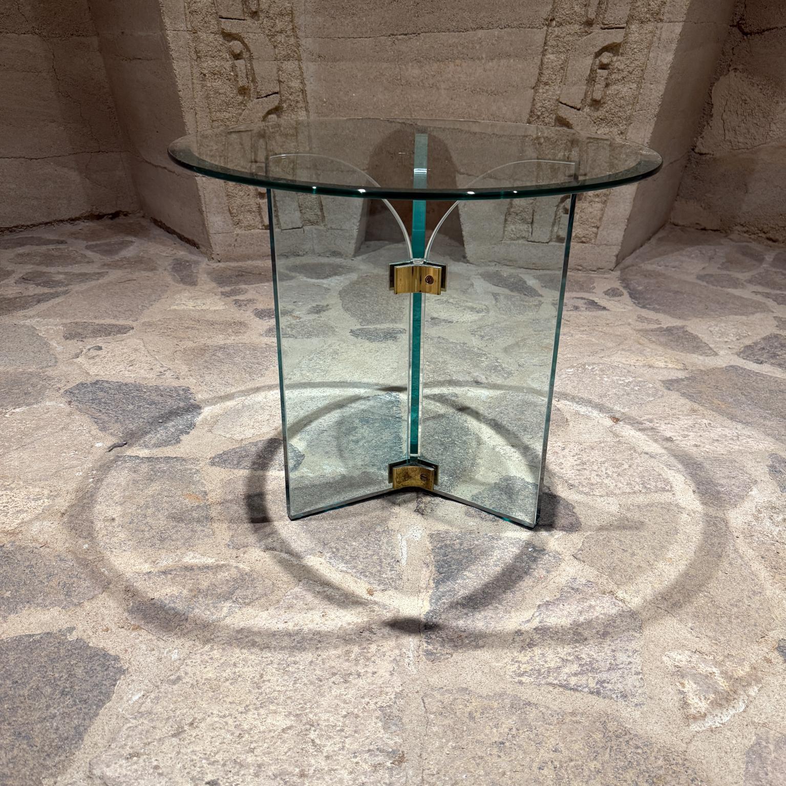 Pour votre considération, un  table d'appoint datant des années 1970, conçue par Leon Rosen  pour Pace. Verre  avec des charnières en laiton en forme de trépied. Nouveau plan de travail en verre avec bords biseautés.
Non signé, pas de Label