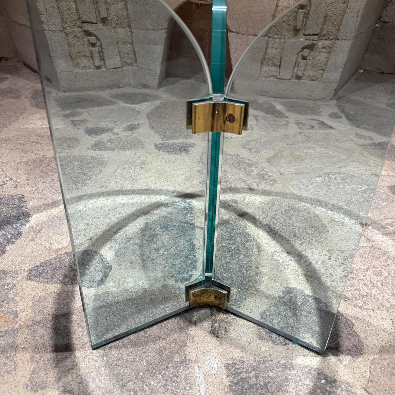 Laiton Table d'appoint en verre des années 1970 Leon Rosen pour The Pace Collection en vente