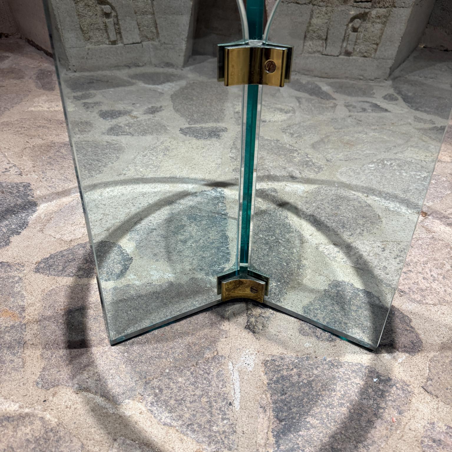 Table d'appoint en verre des années 1970 Leon Rosen pour The Pace Collection en vente 1