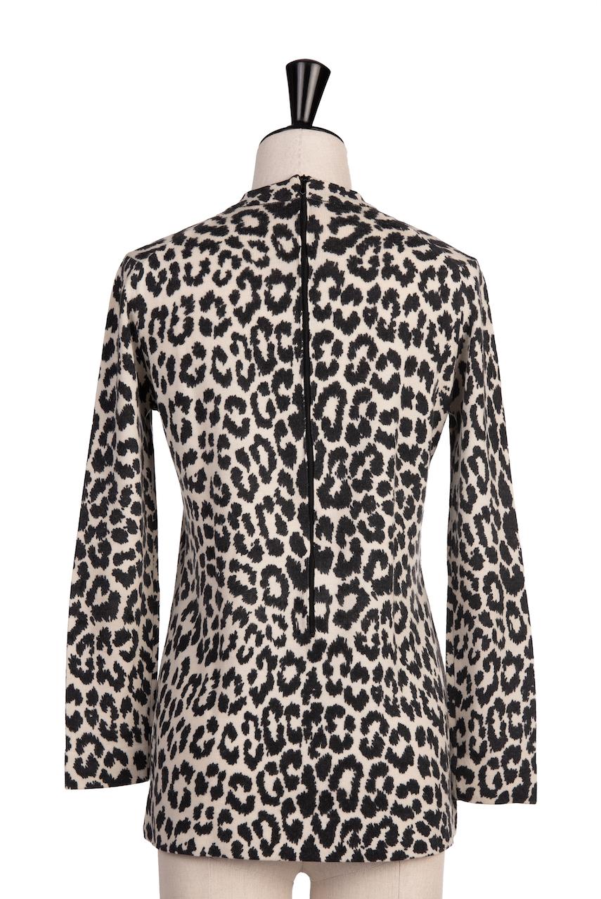 1970er LEONARD Fashion Paris Stricktop aus Wollmischung mit Leopardenmuster in Schwarz und Weiß Damen im Angebot