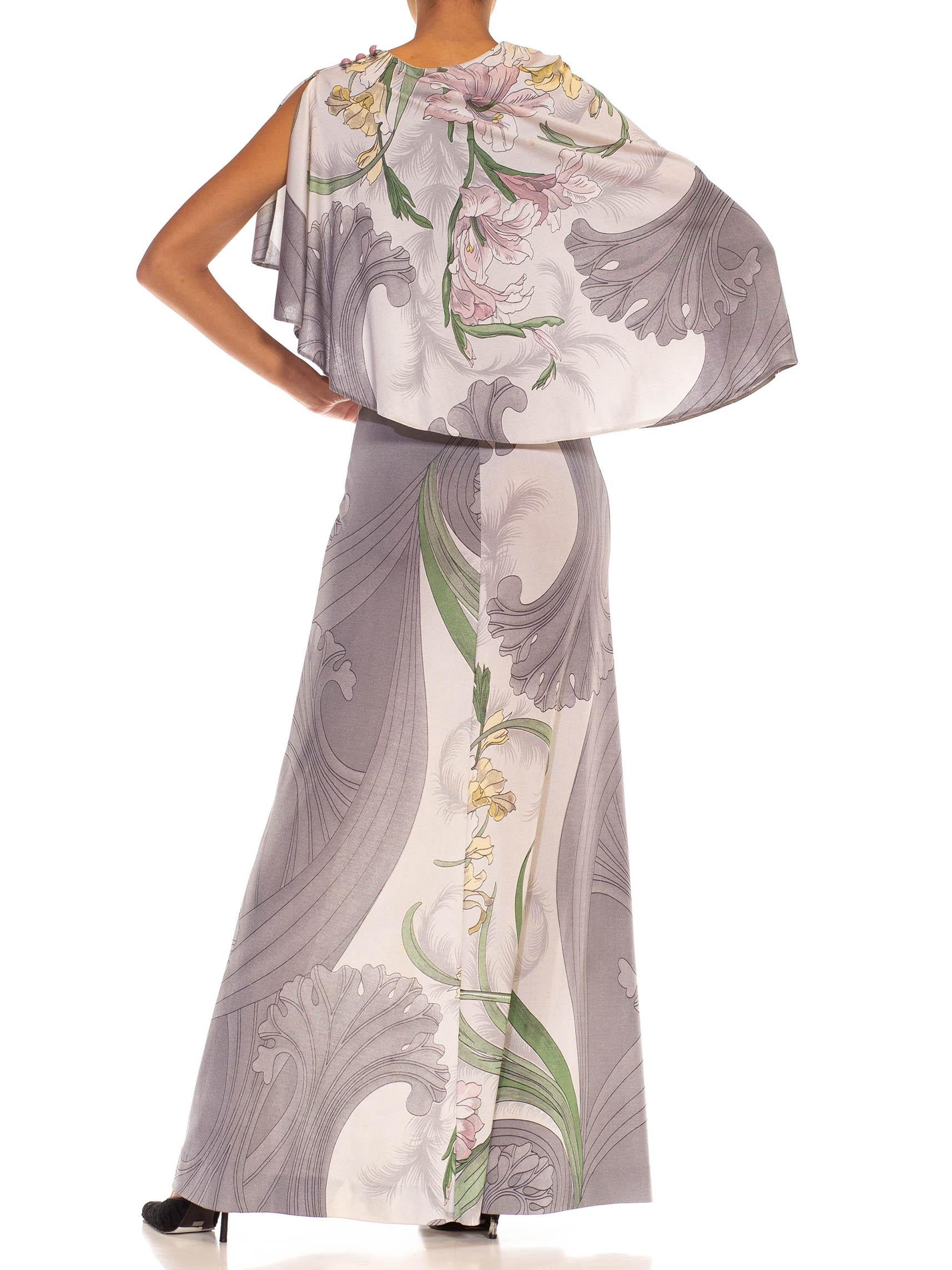 1970S LEONARD Grey Polyester Jersey Art Nouveau Daffodil Printed Gown With Atta In Excellent Condition For Sale In New York, NY