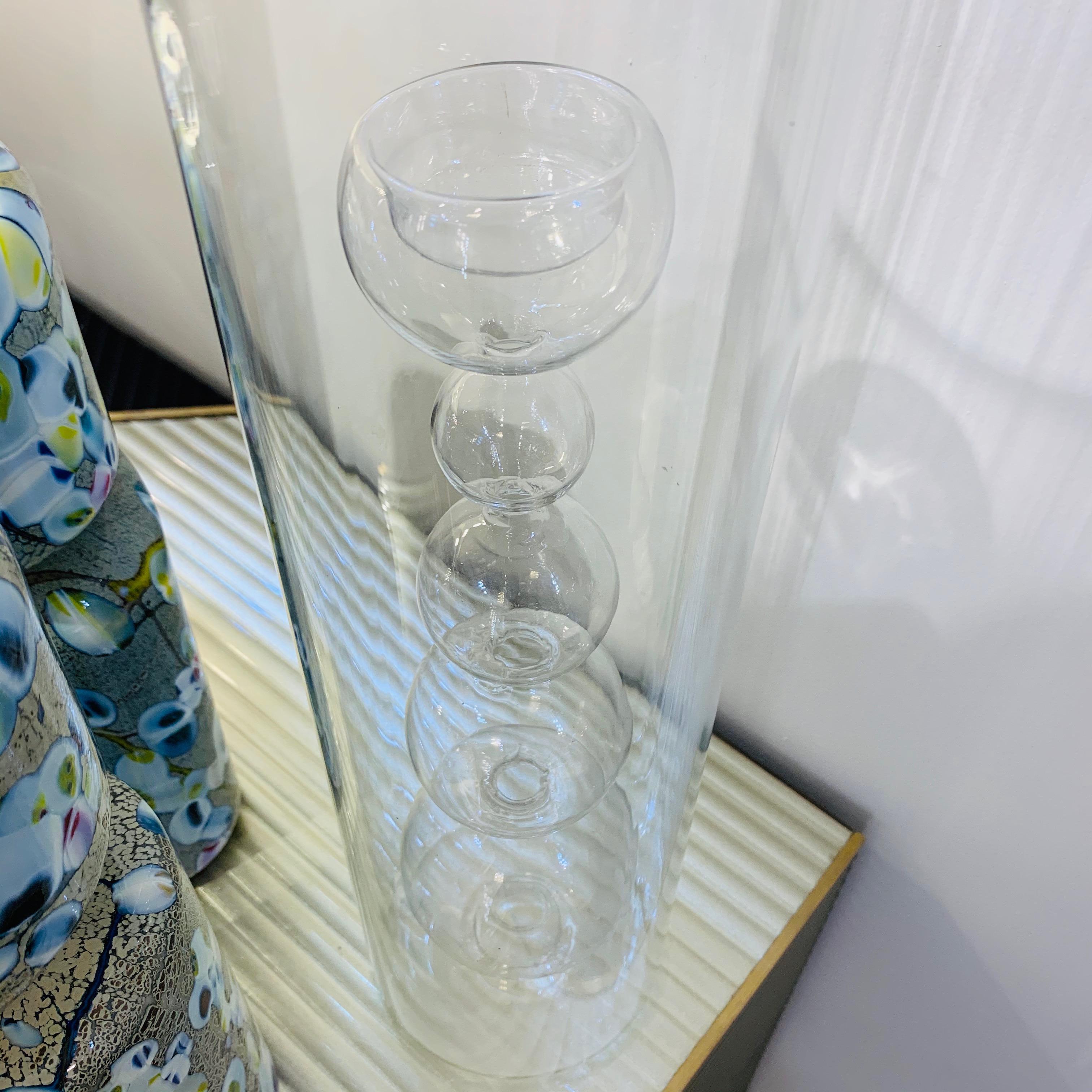 Sehr seltene Vase aus mundgeblasenem Murano-Glas von Leucos in minimalistischem Design. Der zylindrische Körper ist in der Mitte mit einer Folge von unterschiedlich großen 