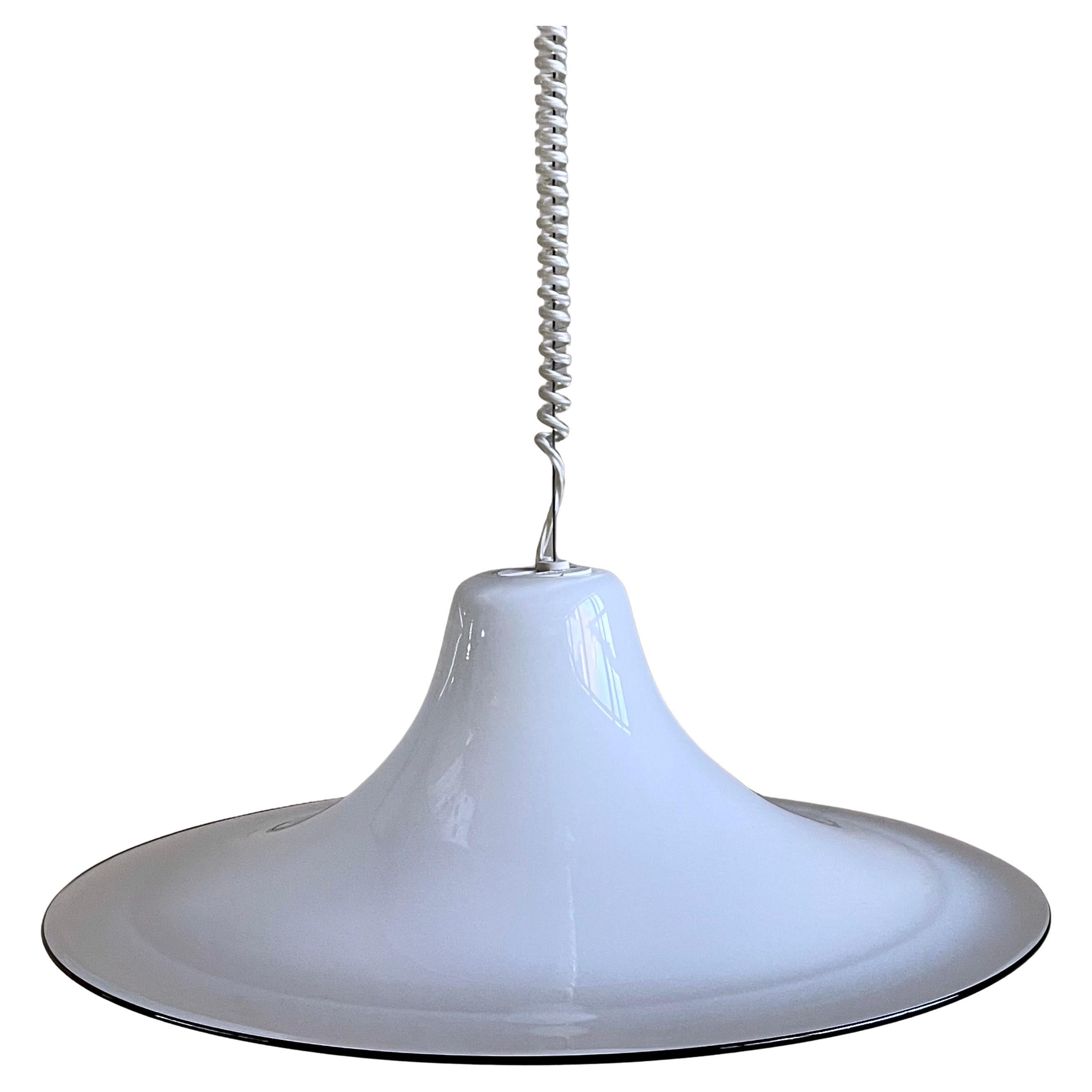 1970er Leucos Murano Glas Pendelleuchte entworfen von Renato Toso
Design: Renato Toso. Mit ausziehbarem Hängekabel.
Produziert: Leucos, Italien  1970's
Abmessungen: Durchmesser: 60 cm  Höhe: 35 cm 
Farbe: Opalweiß / transparent
Zustand: