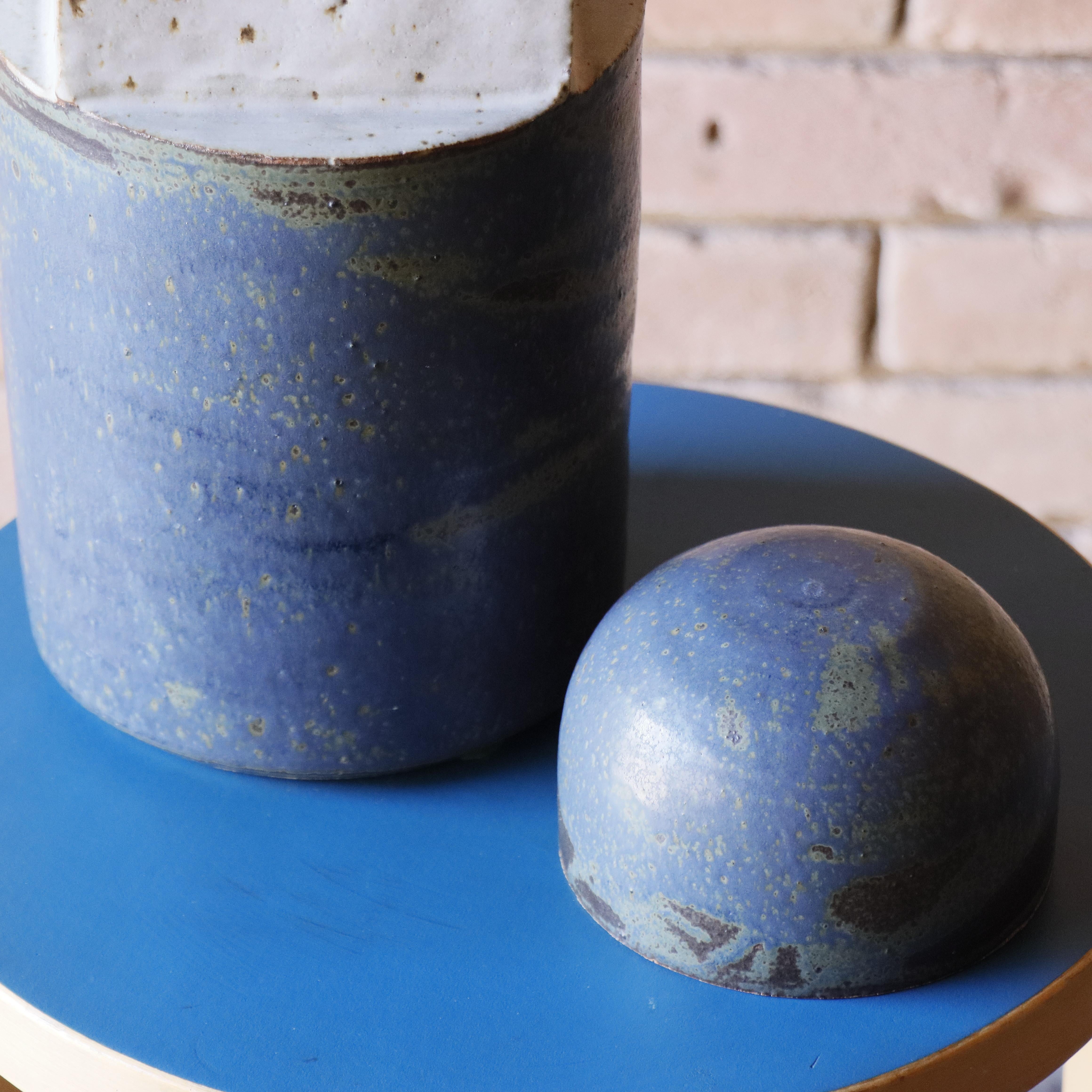 Vaso con coperchio degli anni '70 di Gerry Williams, Ceramica, Vasaio elencato In condizioni buone in vendita a Round Rock, TX