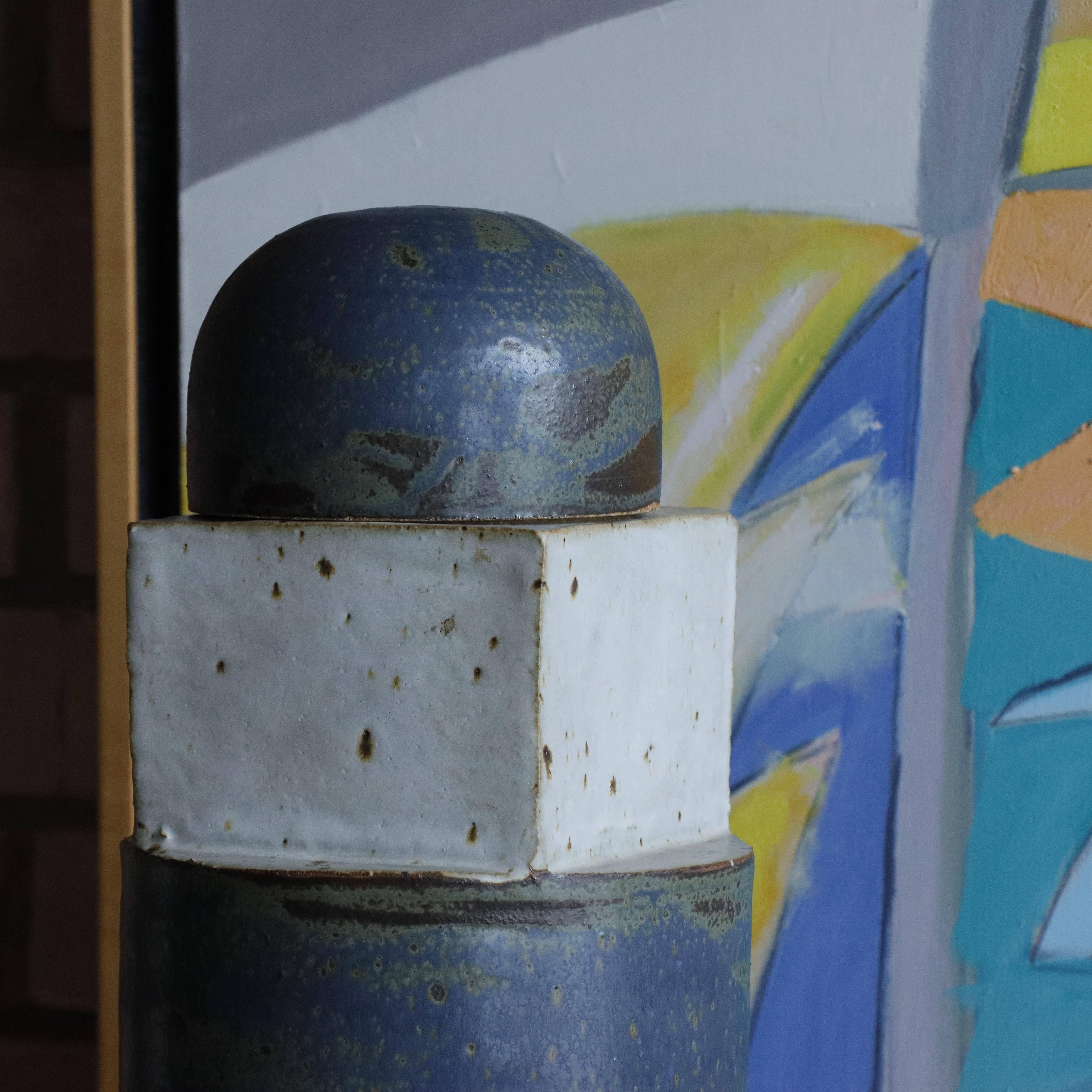 Vaso con coperchio degli anni '70 di Gerry Williams, Ceramica, Vasaio elencato in vendita 1