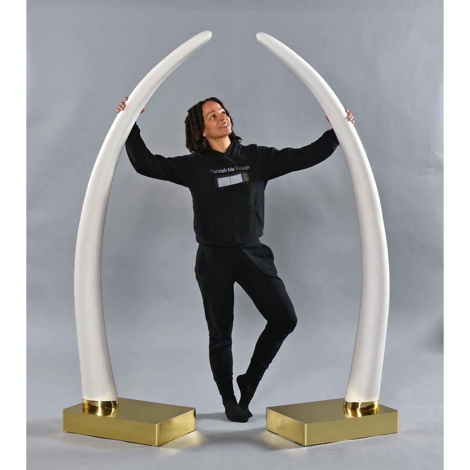 1970's Leben Größe Faux Elfenbein Elefanten Stoßzähne montiert auf Gold farbigen Metall-Basen (Moderne der Mitte des Jahrhunderts) im Angebot