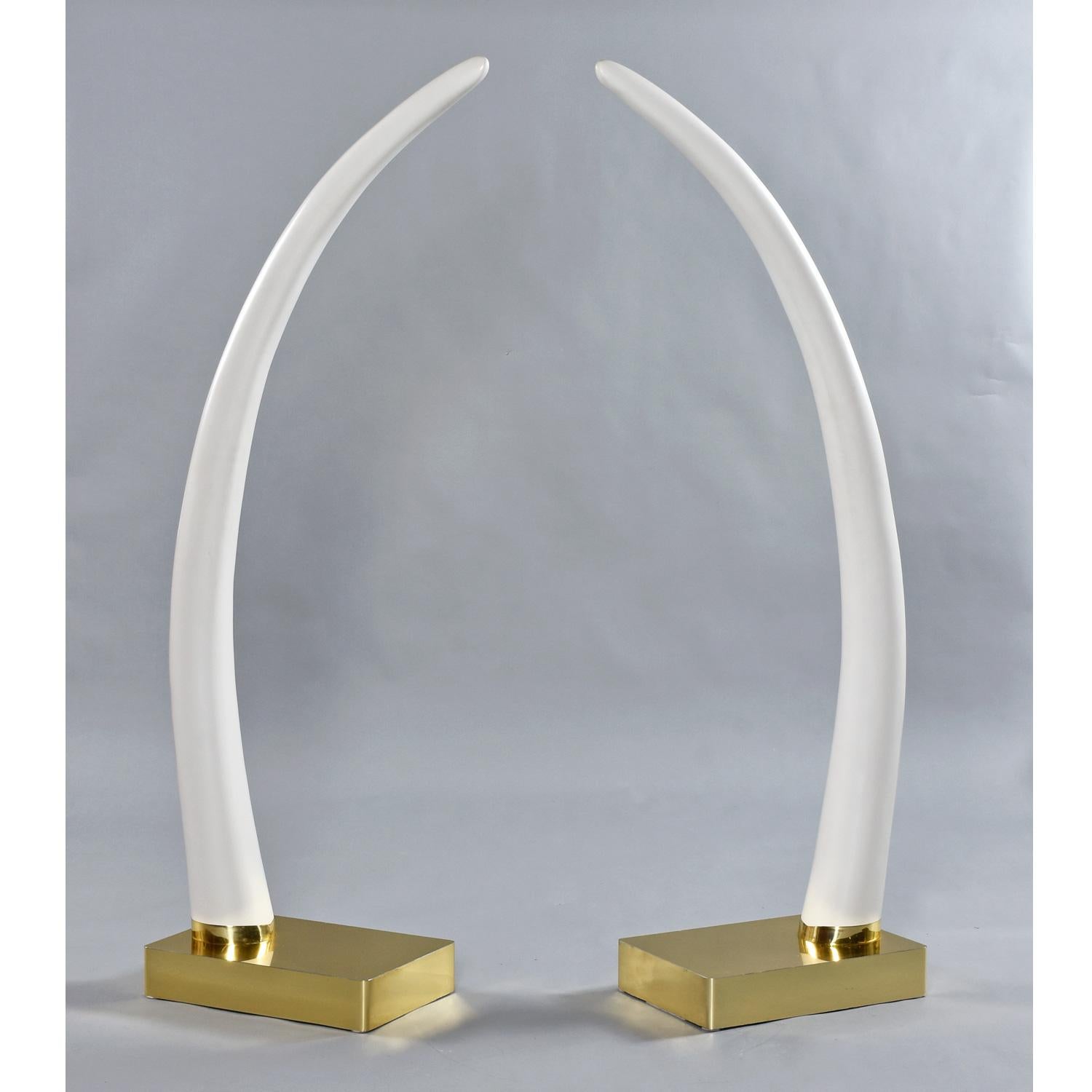 1970's Leben Größe Faux Elfenbein Elefanten Stoßzähne montiert auf Gold farbigen Metall-Basen im Angebot 2