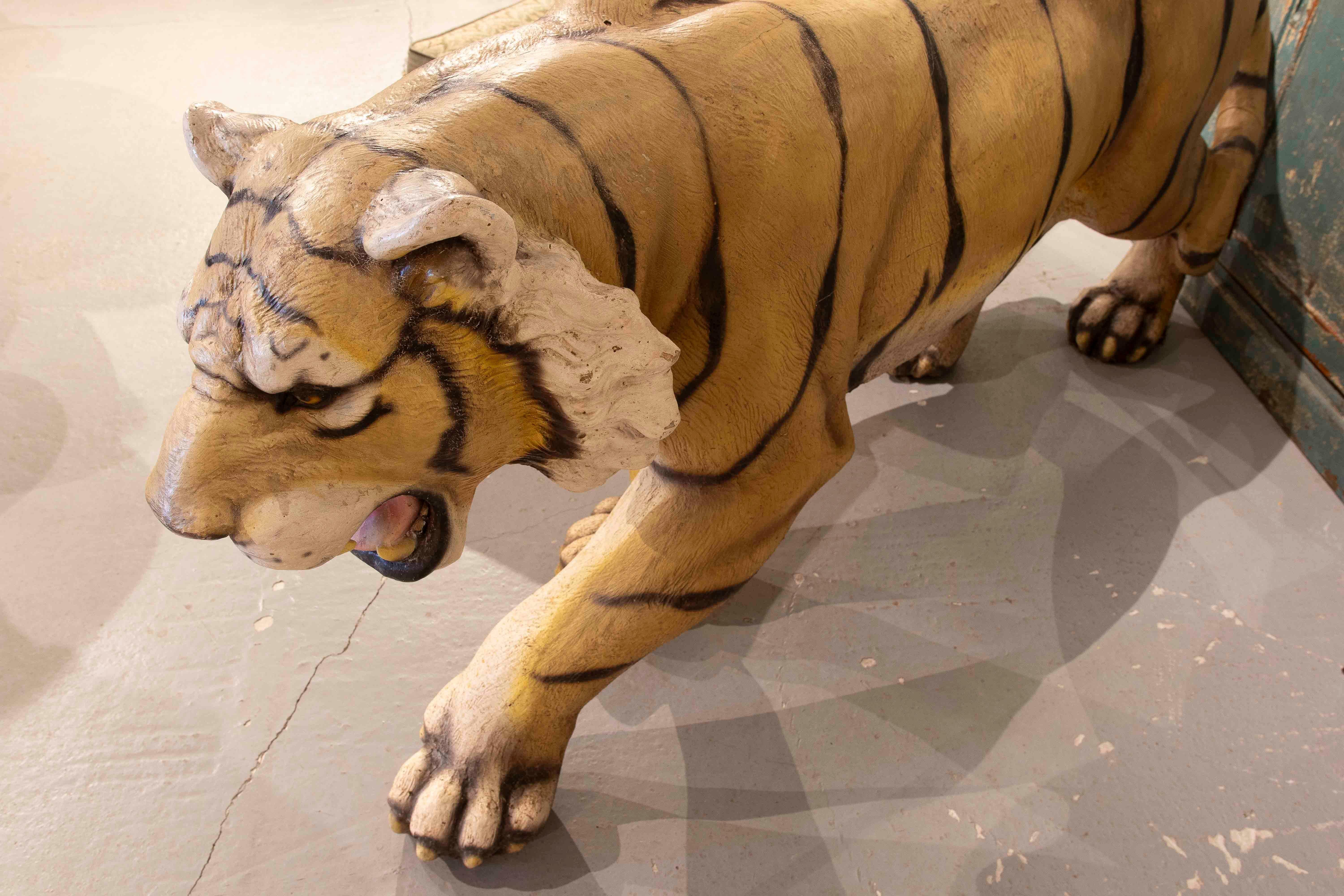 Escultura de tigre de tamaño natural de los años 70 con acabado realista en venta 6