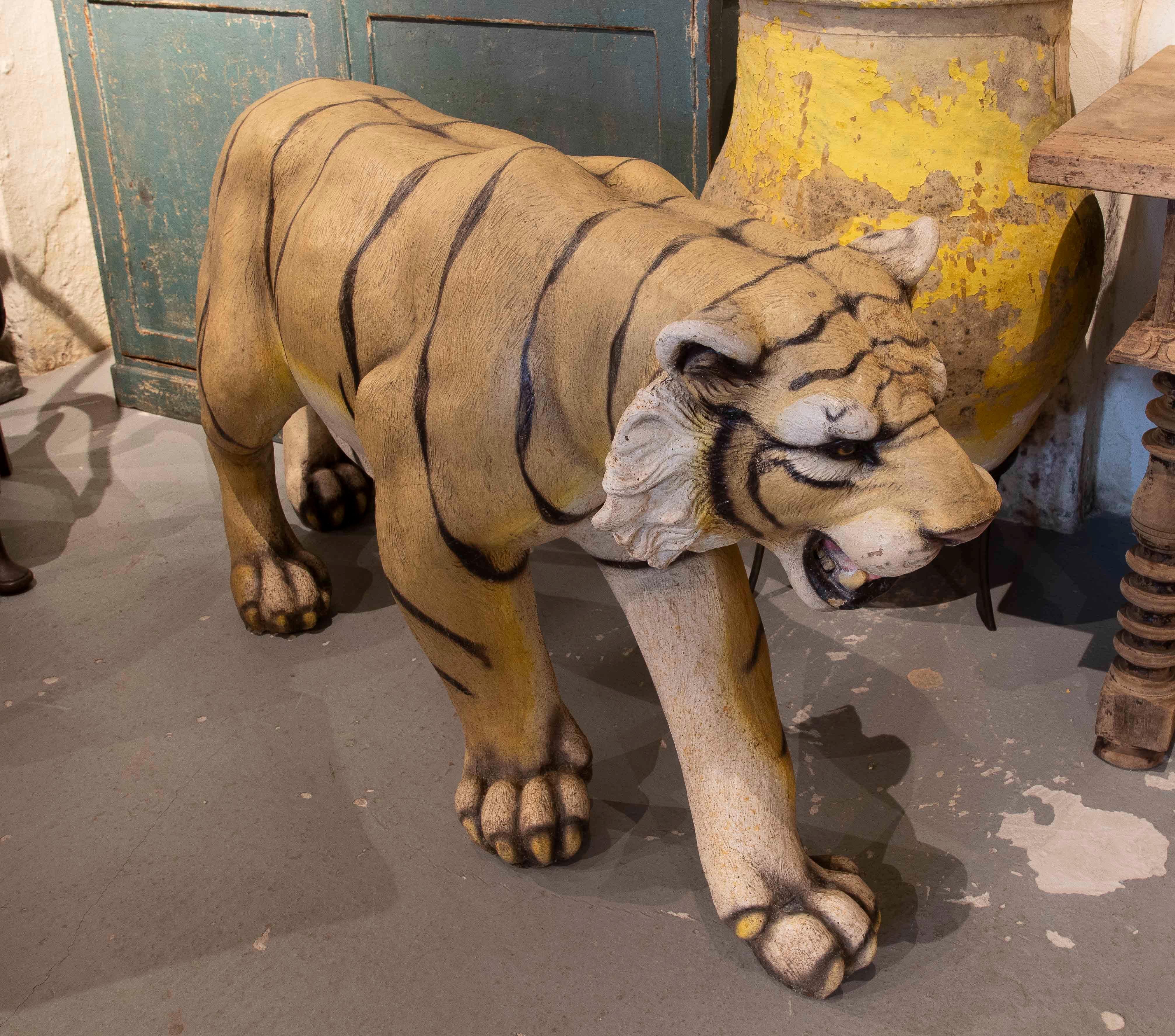 Escultura de tigre de tamaño natural de los años 70 con acabado realista Español en venta