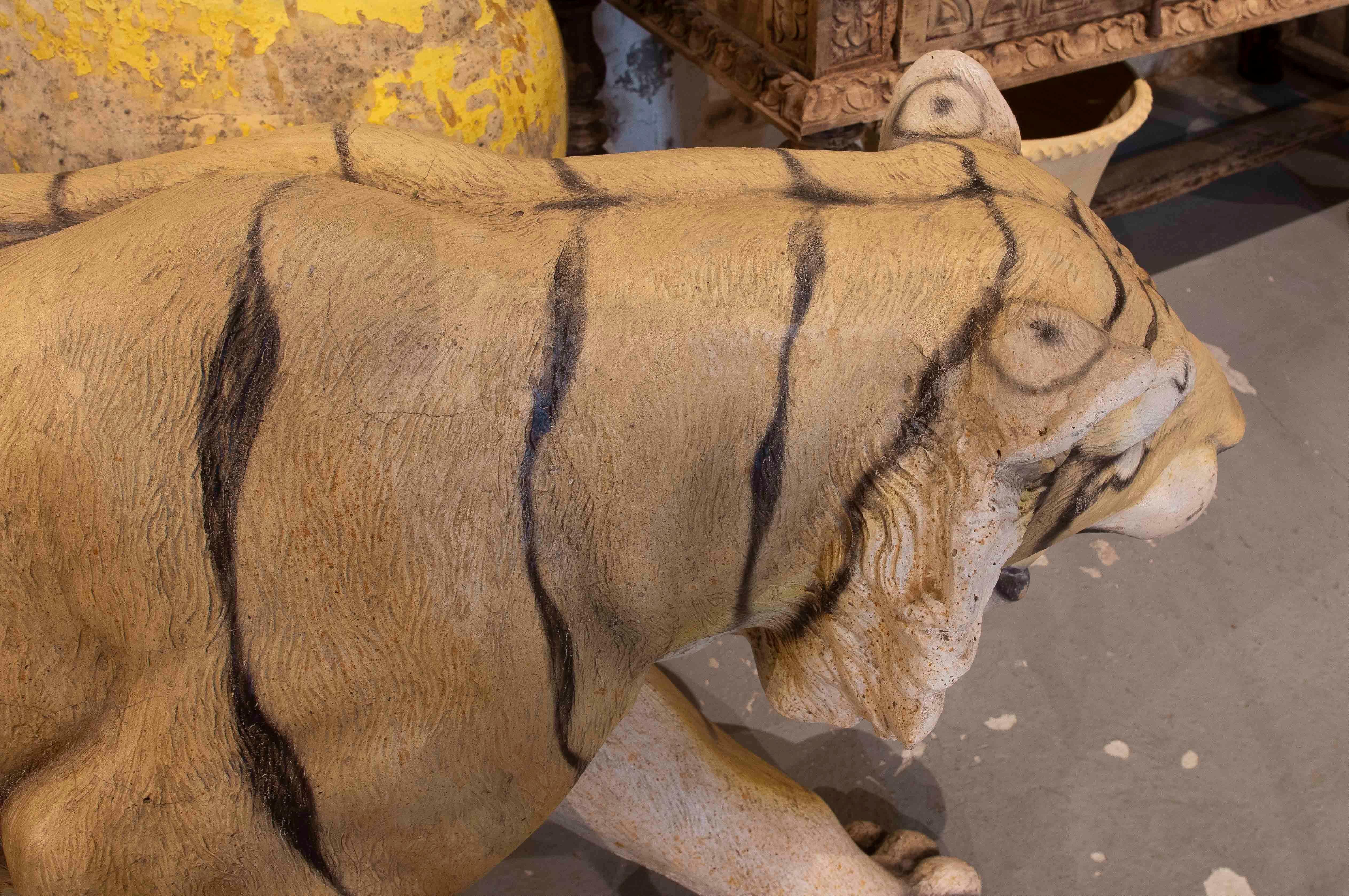 Escultura de tigre de tamaño natural de los años 70 con acabado realista en Bueno estado para la venta en Marbella, ES