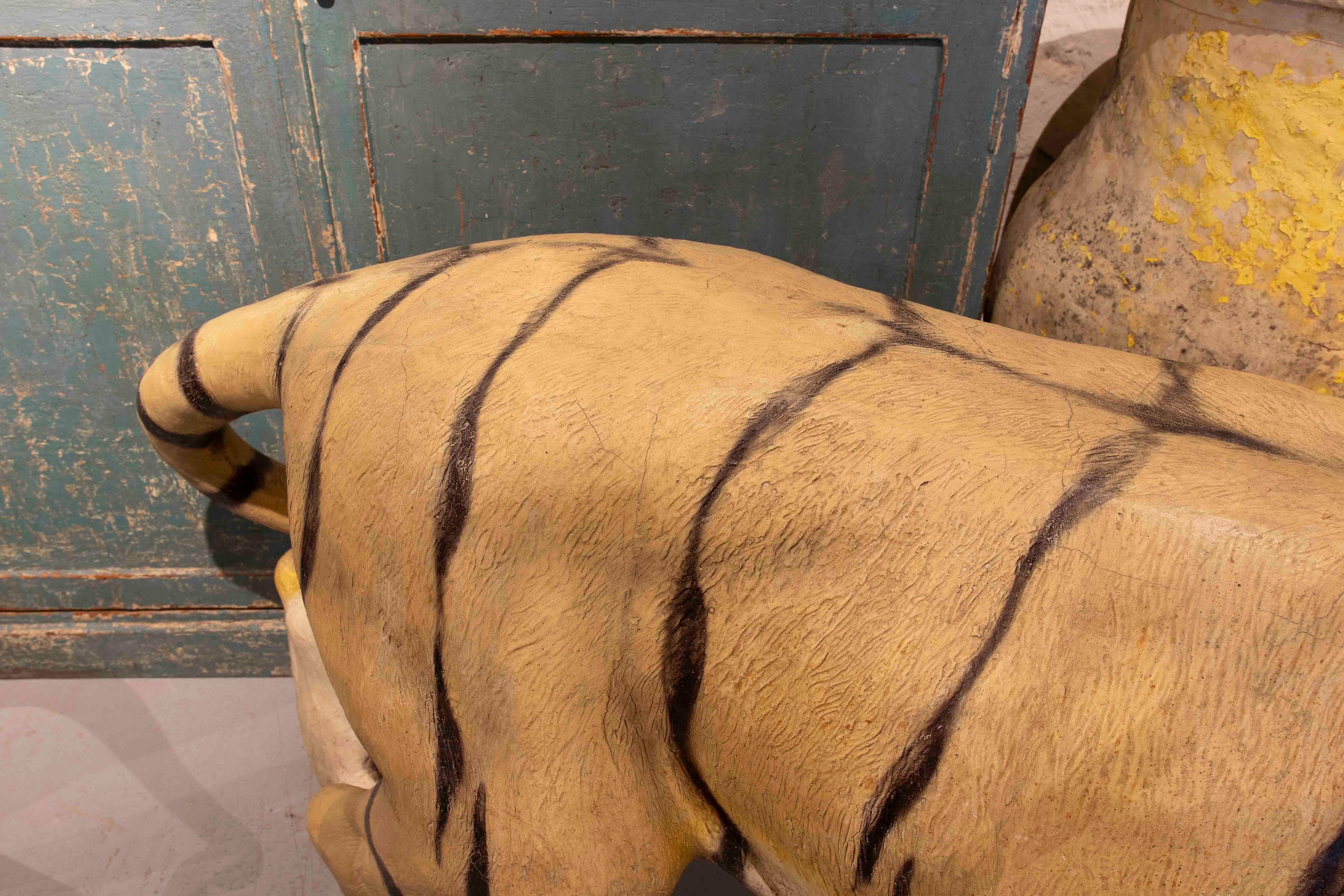 Escultura de tigre de tamaño natural de los años 70 con acabado realista siglo XX en venta