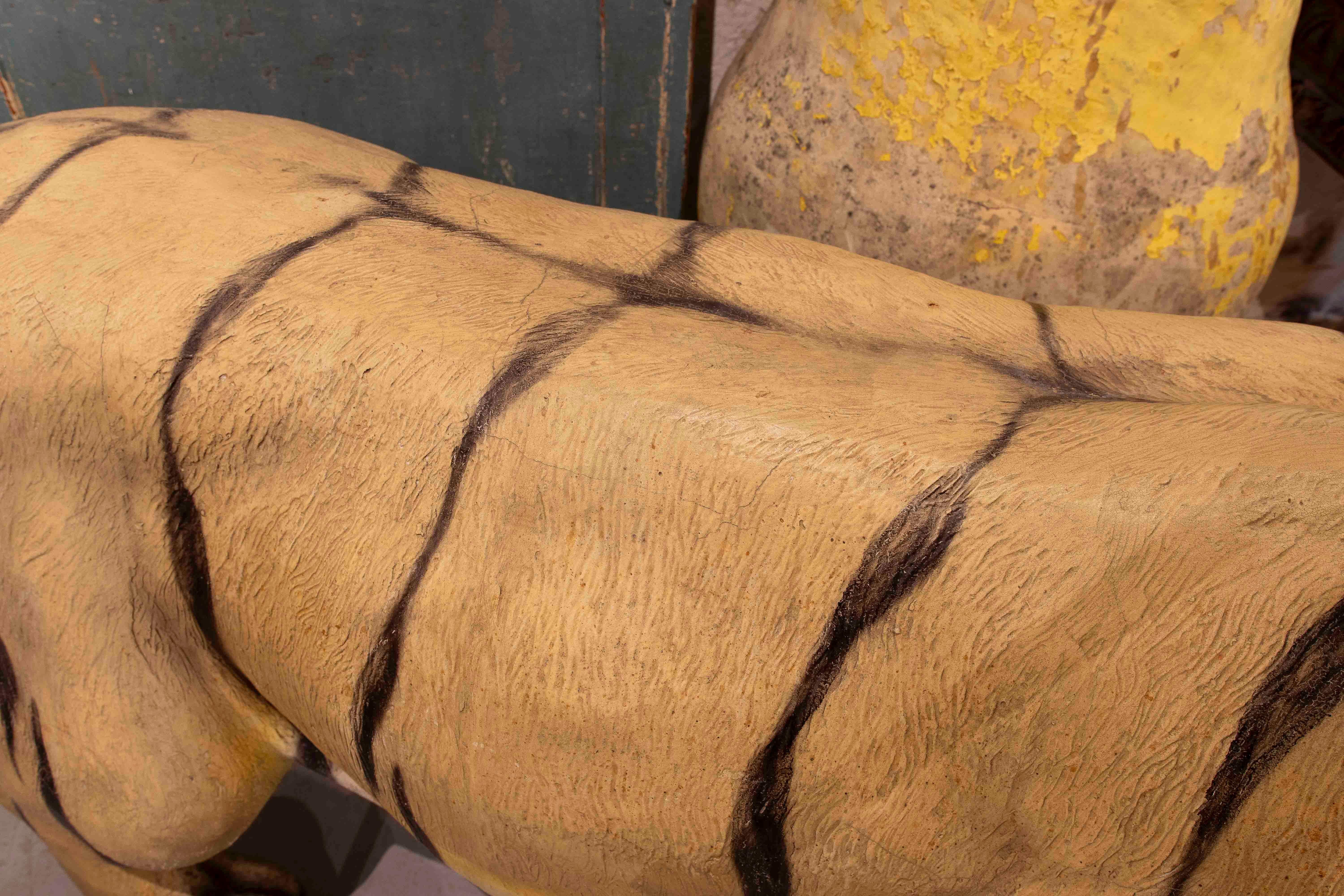 Escultura de tigre de tamaño natural de los años 70 con acabado realista Piedra en venta