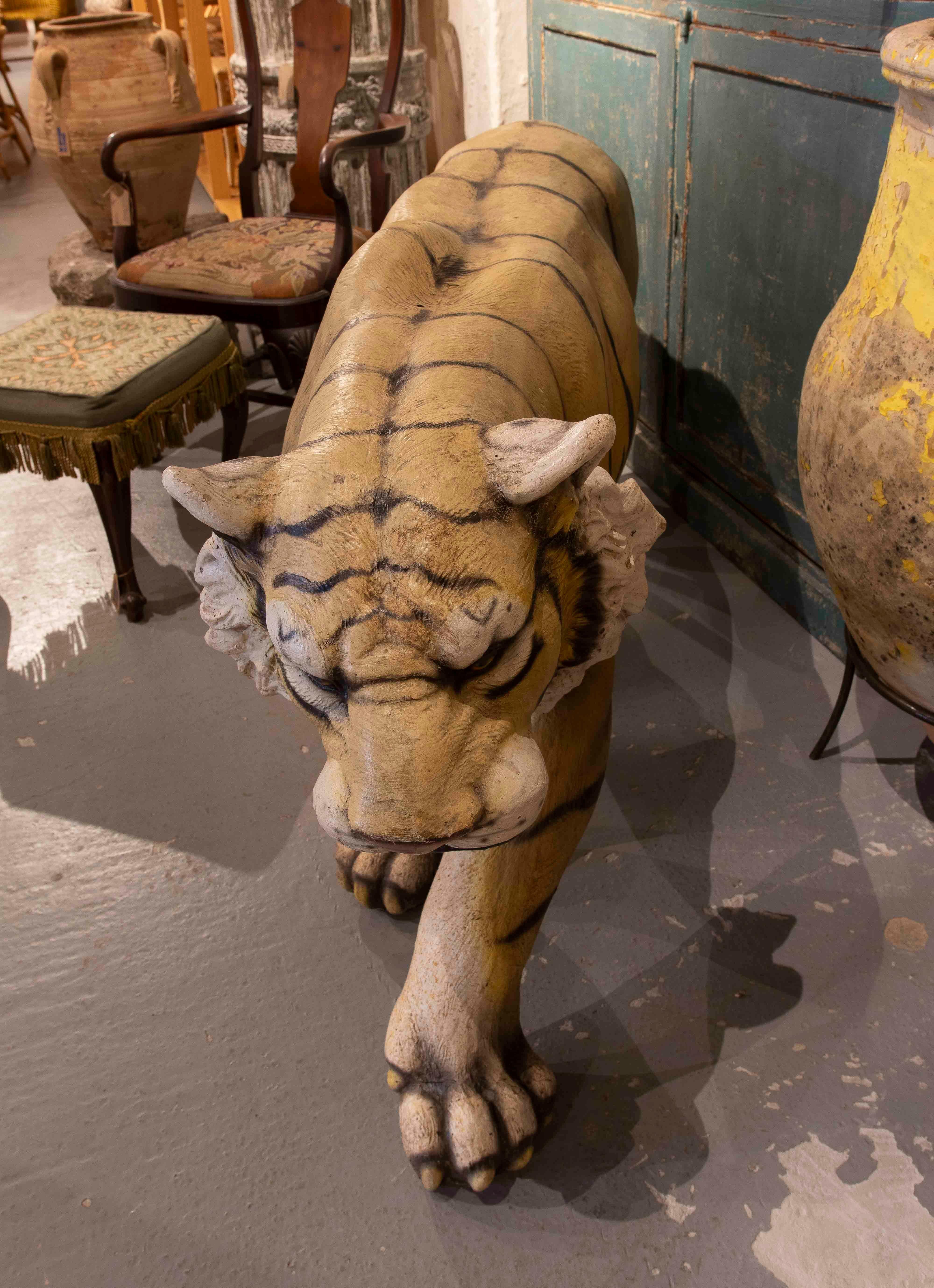 Escultura de tigre de tamaño natural de los años 70 con acabado realista en venta 1