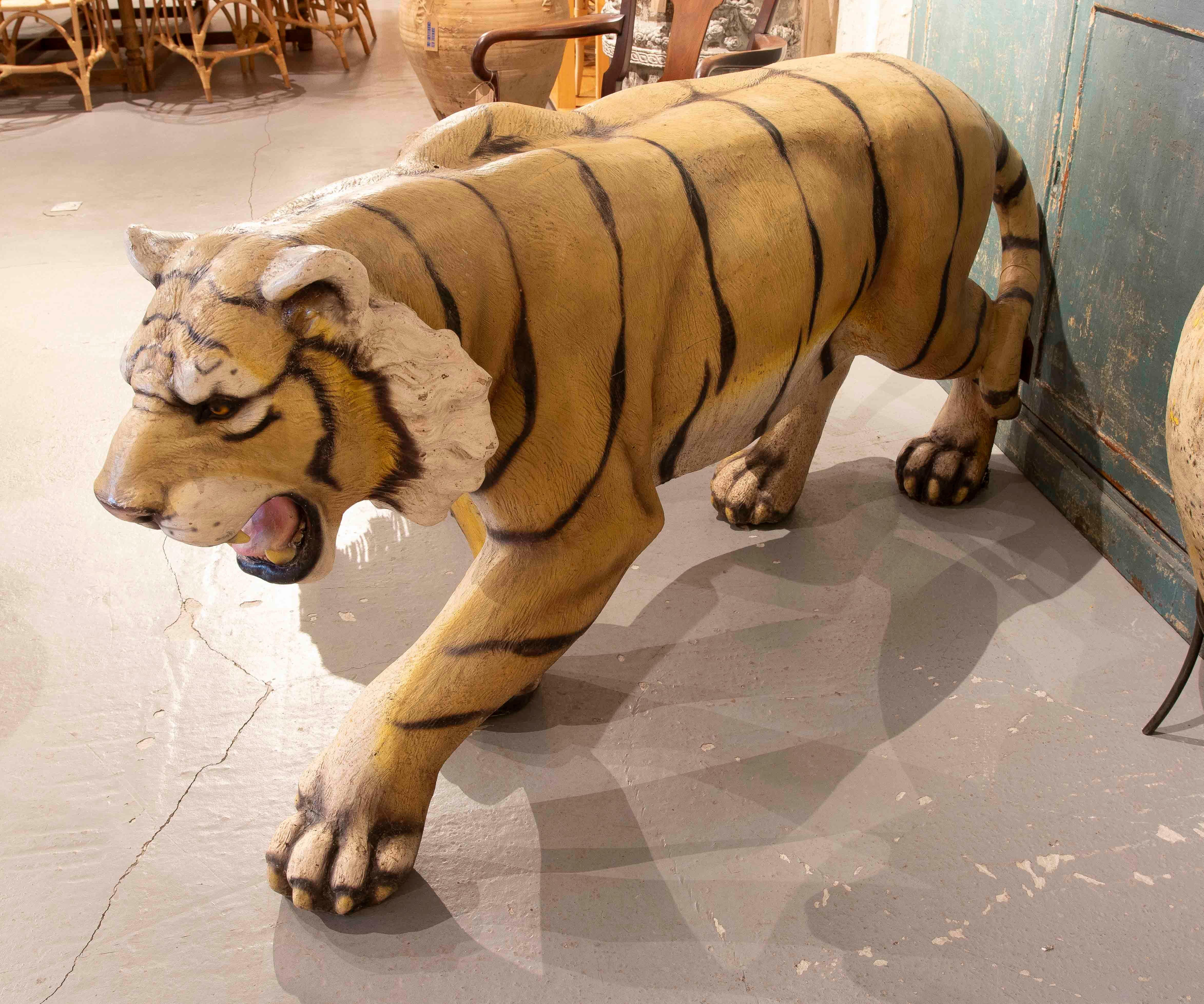 Escultura de tigre de tamaño natural de los años 70 con acabado realista en venta 3