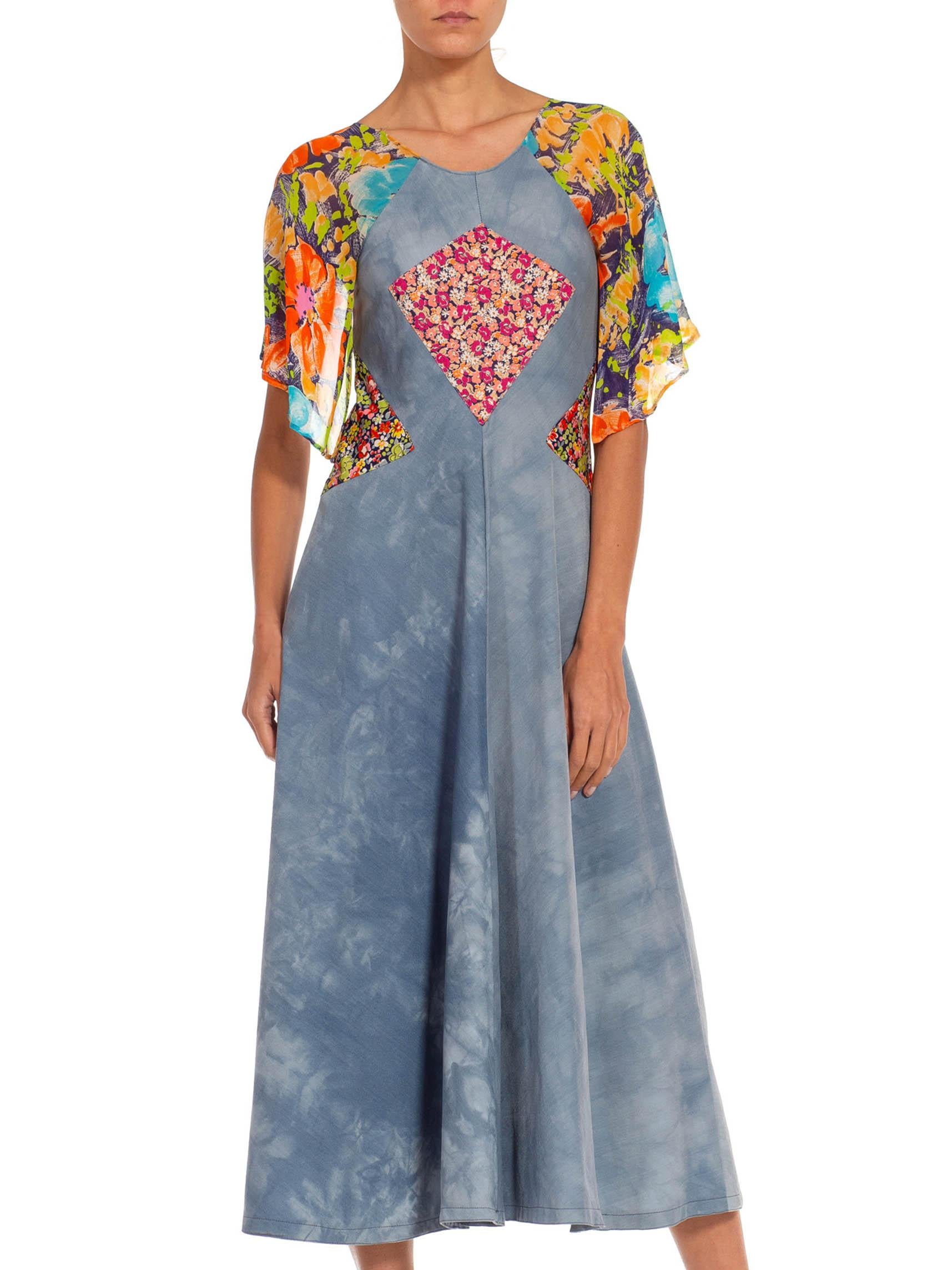 Robe assortie à fleurs en polyester bleu clair et vert des années 1970 Bon état - En vente à New York, NY