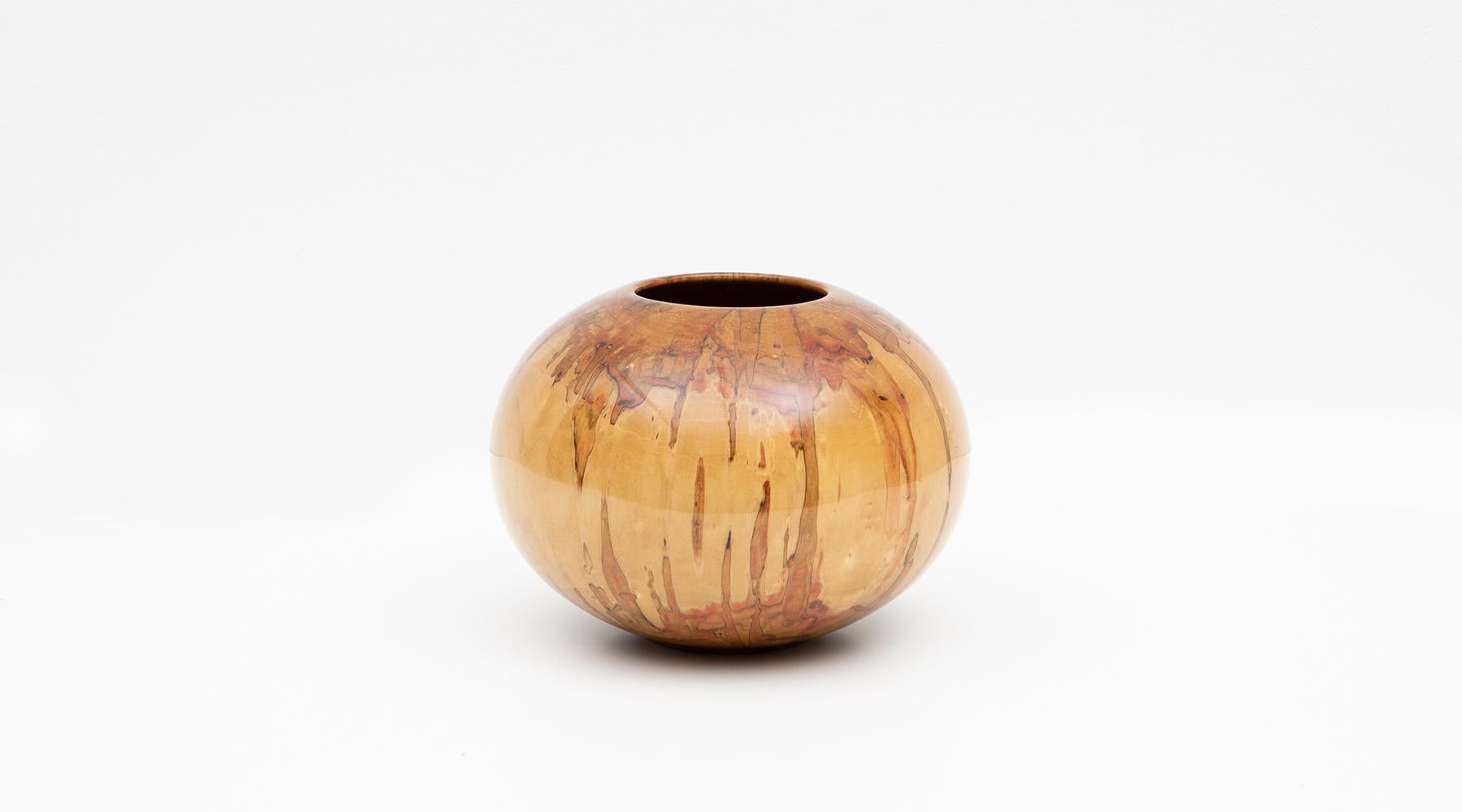 Vase in maplewood by Philip Moulthrop, 1978, USA.

Sublime Moulthrop bowl in well-preserved maplewood. The technique of wood turning, founded by the Moulthrop family and practised since three generations, is exemplified wonderfully in the pattern