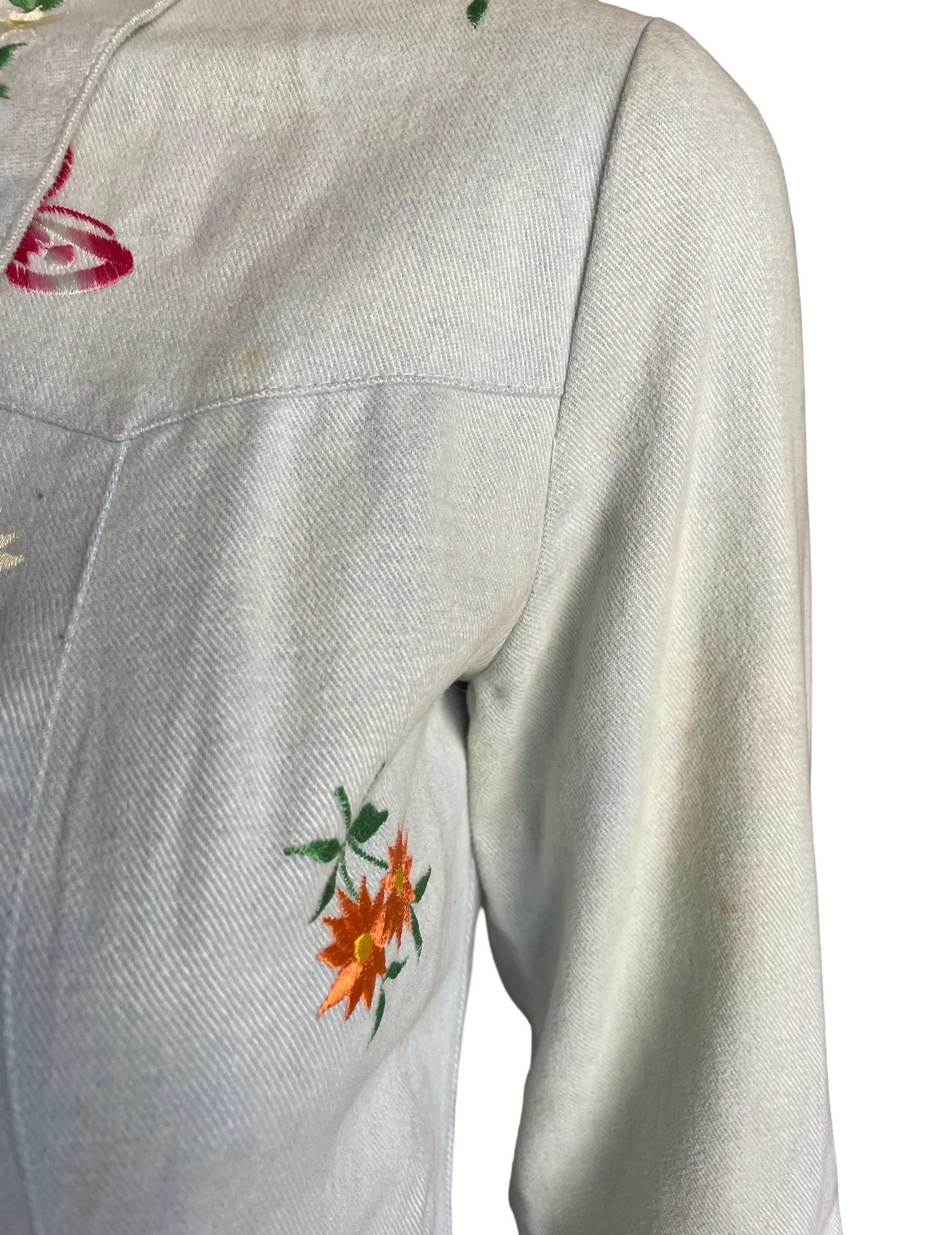 1970 - Ensemble chemise et pantalon en denim clair brodé de papillons et de fleurs 

Un look classique des années 1970. Denim léger avec fleurs brodées sur le bouton pression, col, haut à manches longues. Jean à taille haute et à jambe large avec