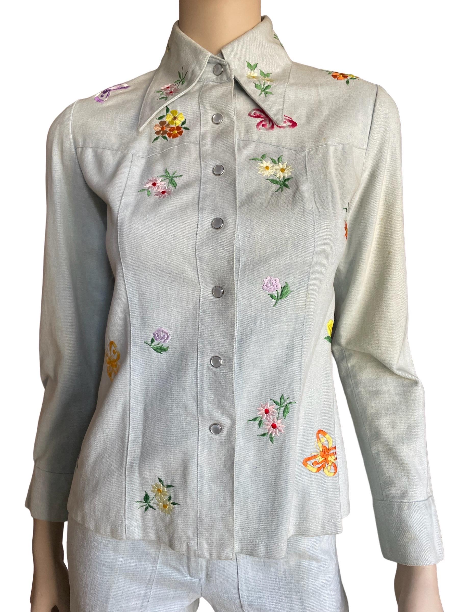 1970er Light Denim Schmetterlinge und Blumen besticktes Hemd und Hose Set  im Angebot 2