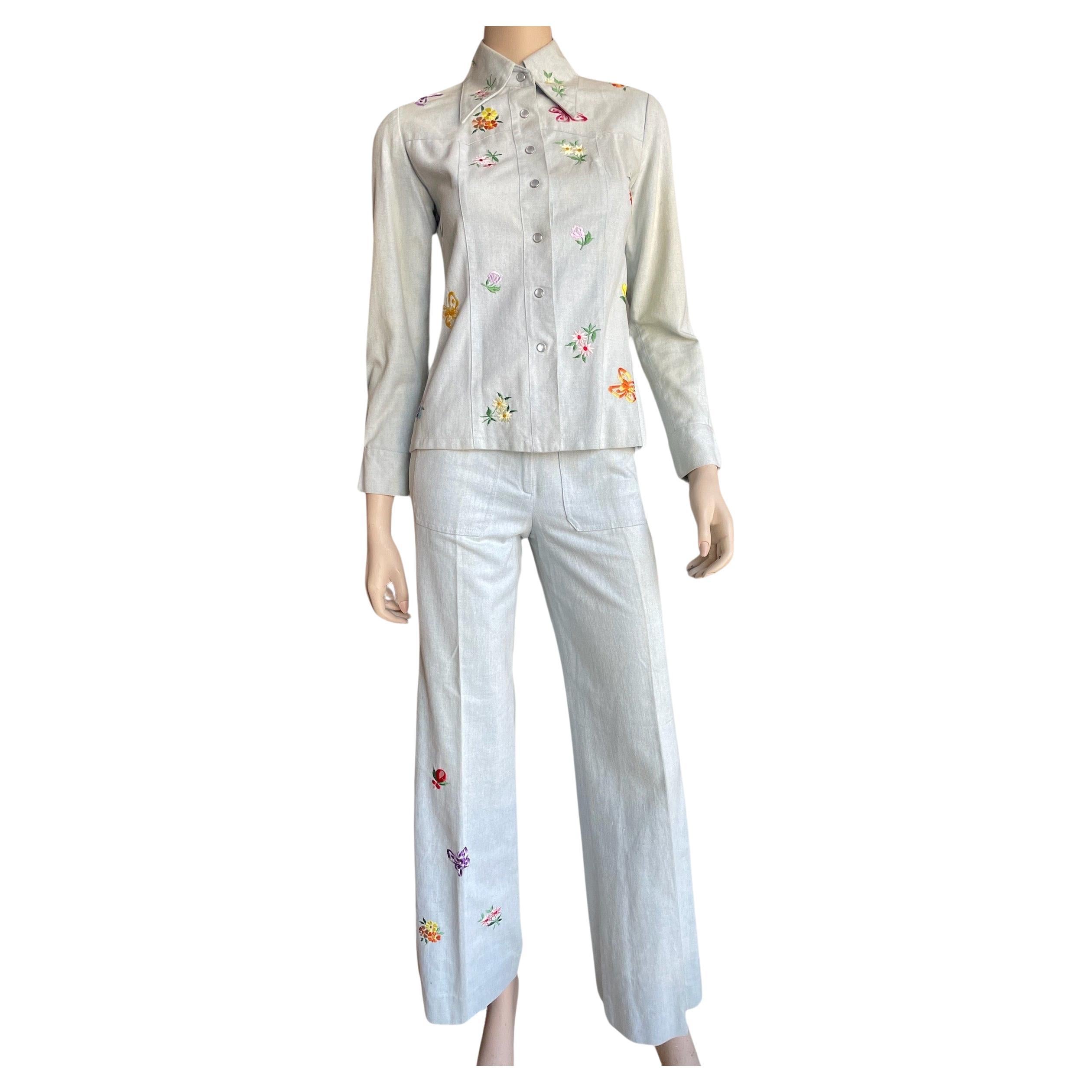 1970 - Ensemble chemise et pantalon en denim léger brodé de papillons et de fleurs 