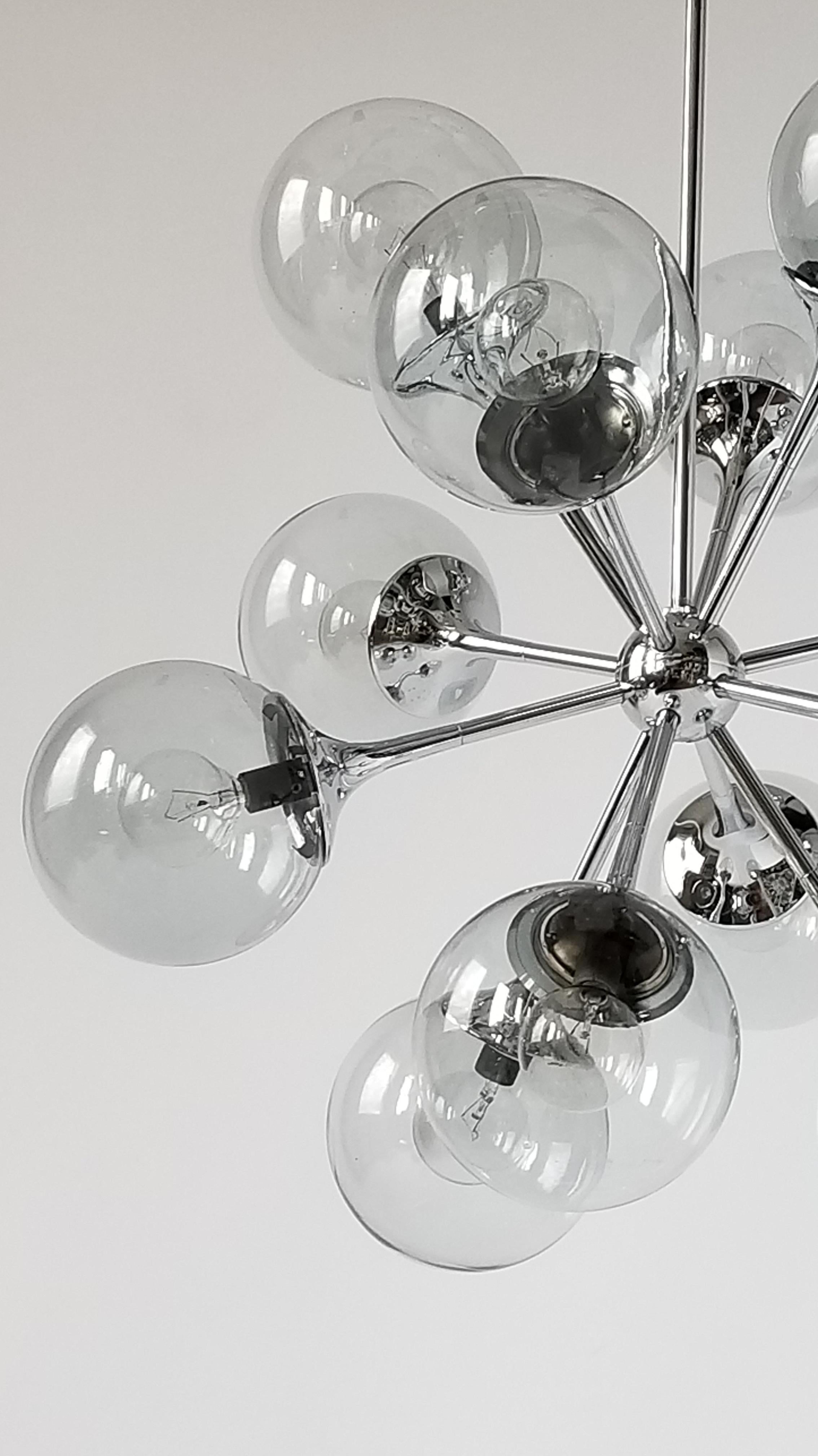 1970s Lightolier 12-Arm Chrome Sputnik Chandelier with Glass Shade, USA In Good Condition For Sale In St- Leonard, Quebec