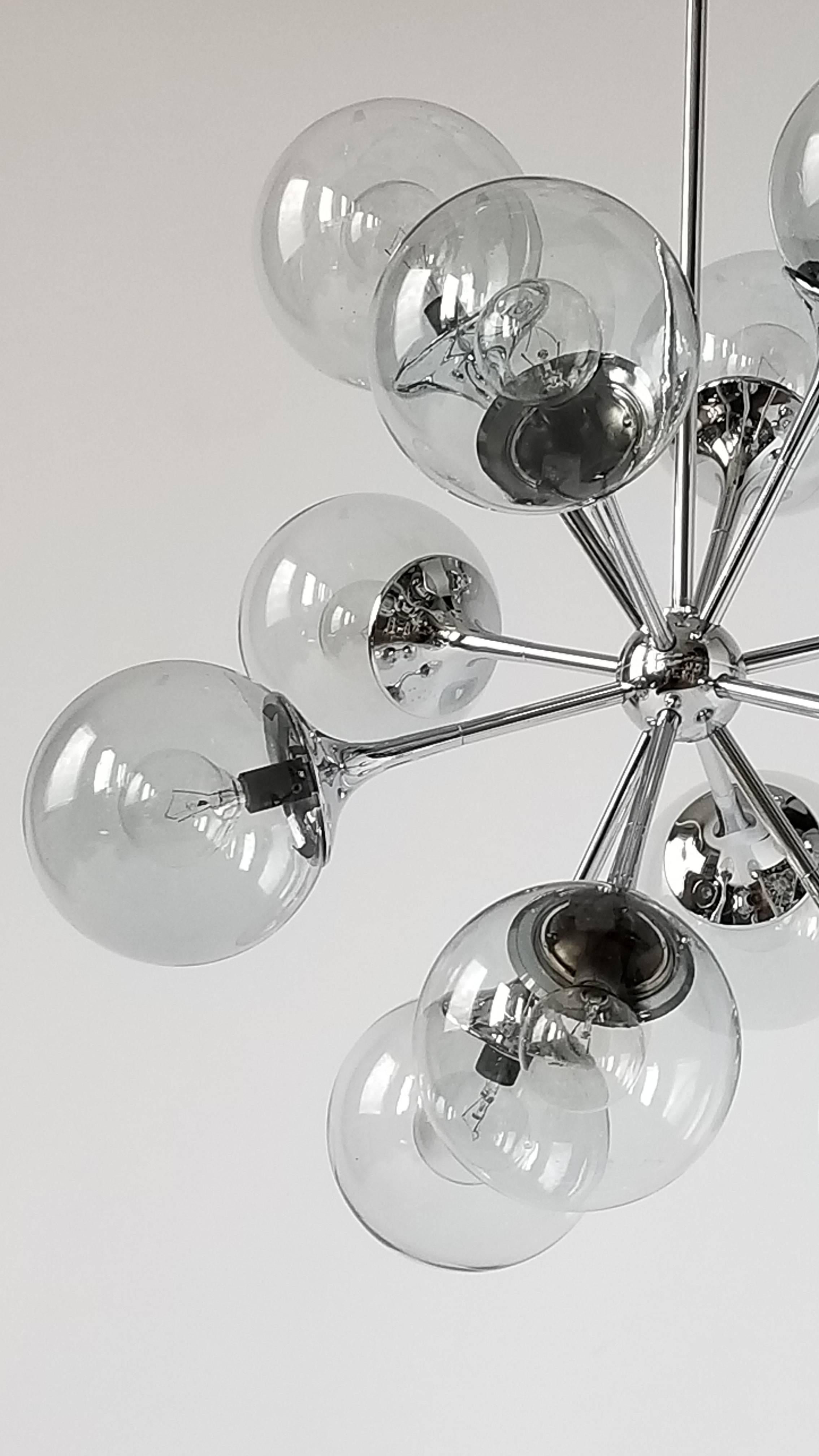 1970s Lightolier 12-Arm Chrome Sputnik Chandelier with Glass Shade, USA In Good Condition In St- Leonard, Quebec