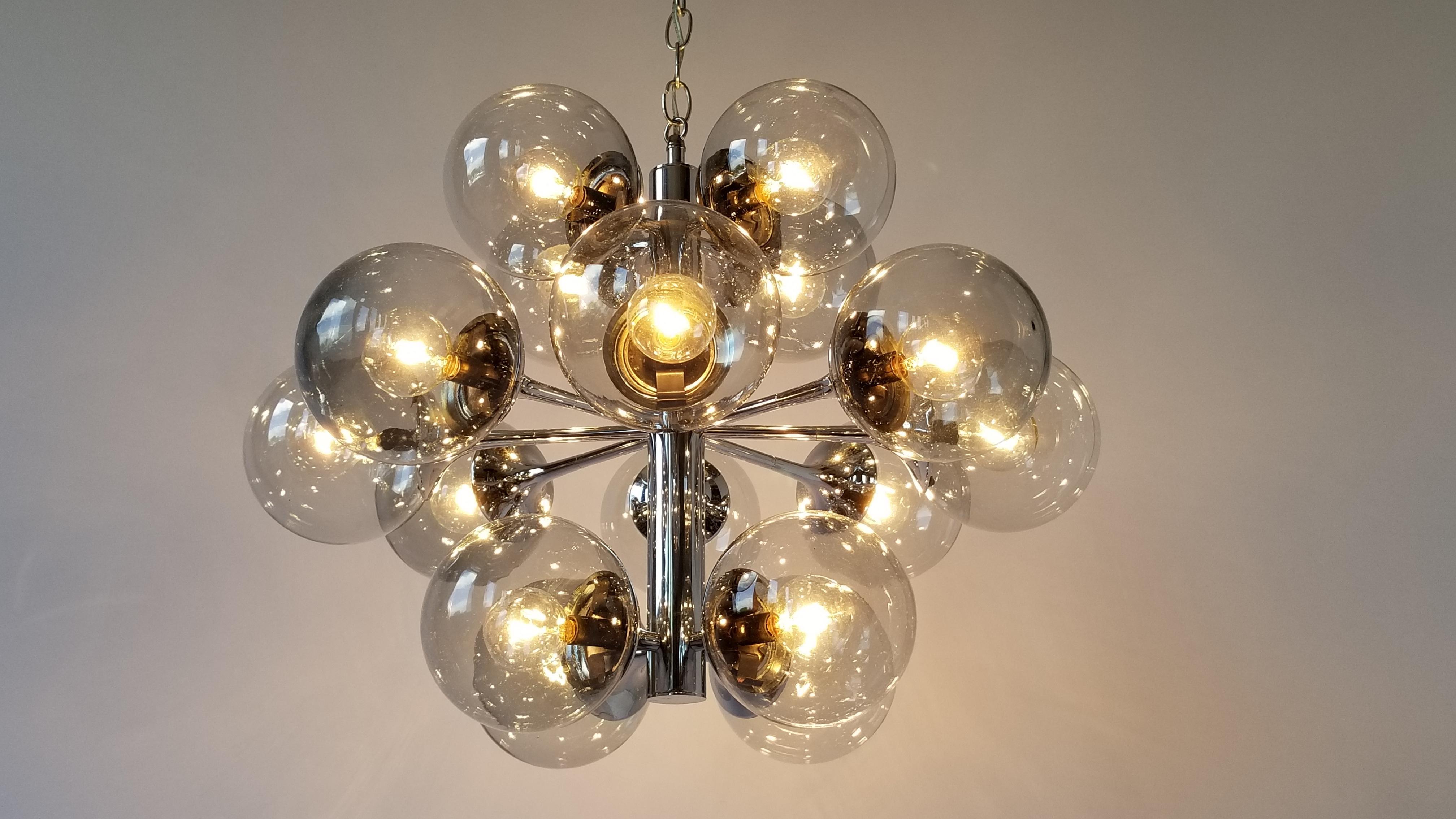 1970s Lightolier 16-Arm Chrome Sputnik Style Chandelier with Glass Shade , Usa In Good Condition For Sale In St- Leonard, Quebec