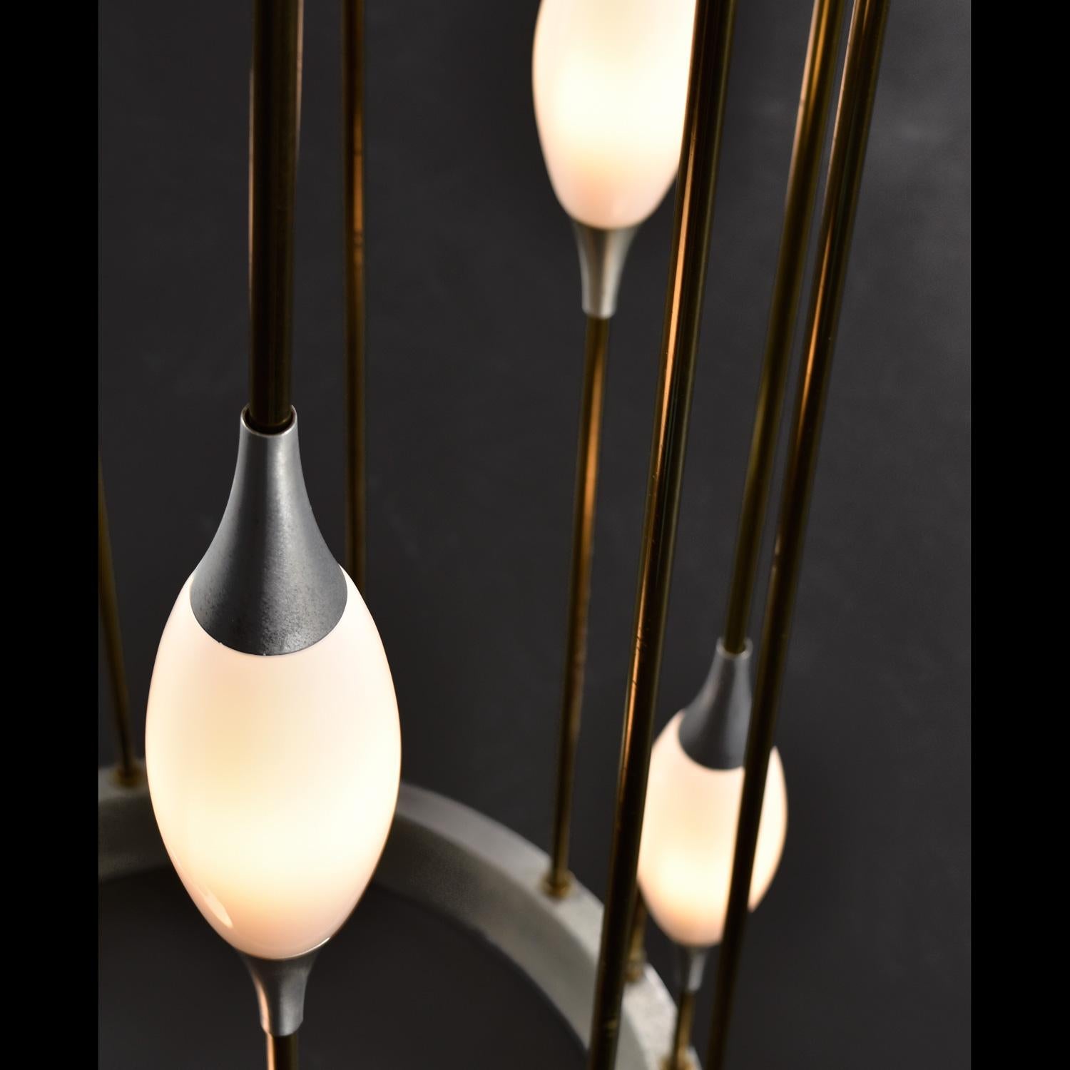 Lampada a gabbia a cascata in ottone Lightolier degli anni '70 con nuovi diffusori in vetro bianco in vendita 3
