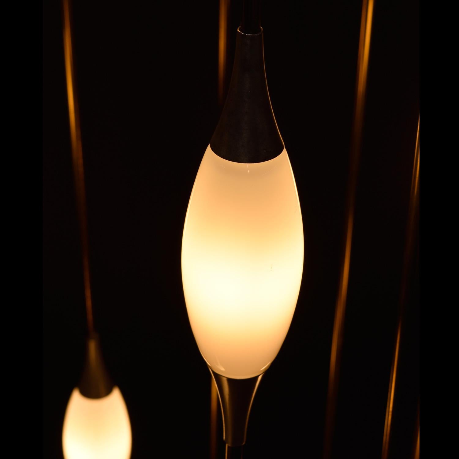 1970 Lightolier Lampe cage cascade en laiton avec nouveaux diffuseurs en verre blanc en vente 1
