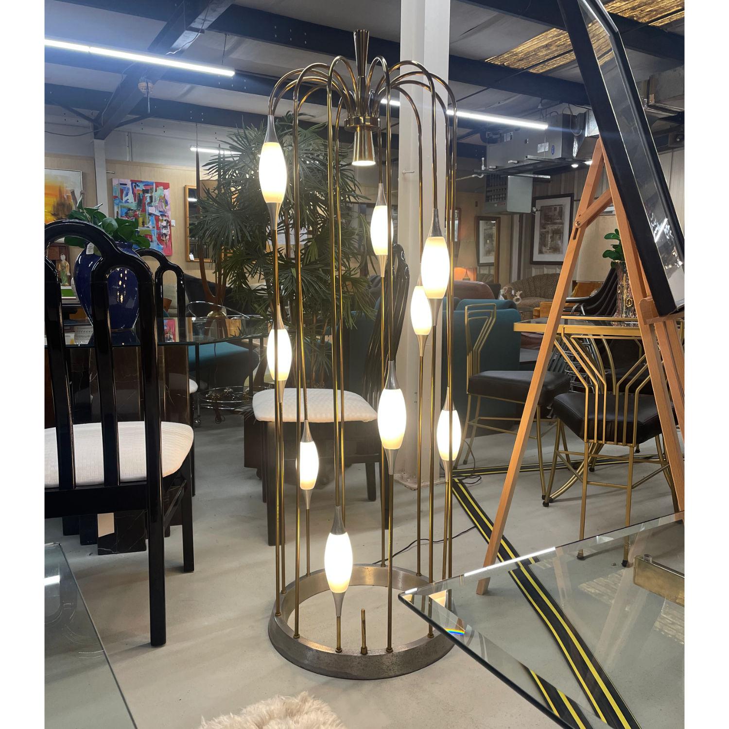 Lampada a gabbia a cascata in ottone Lightolier degli anni '70 con nuovi diffusori in vetro bianco in vendita 1