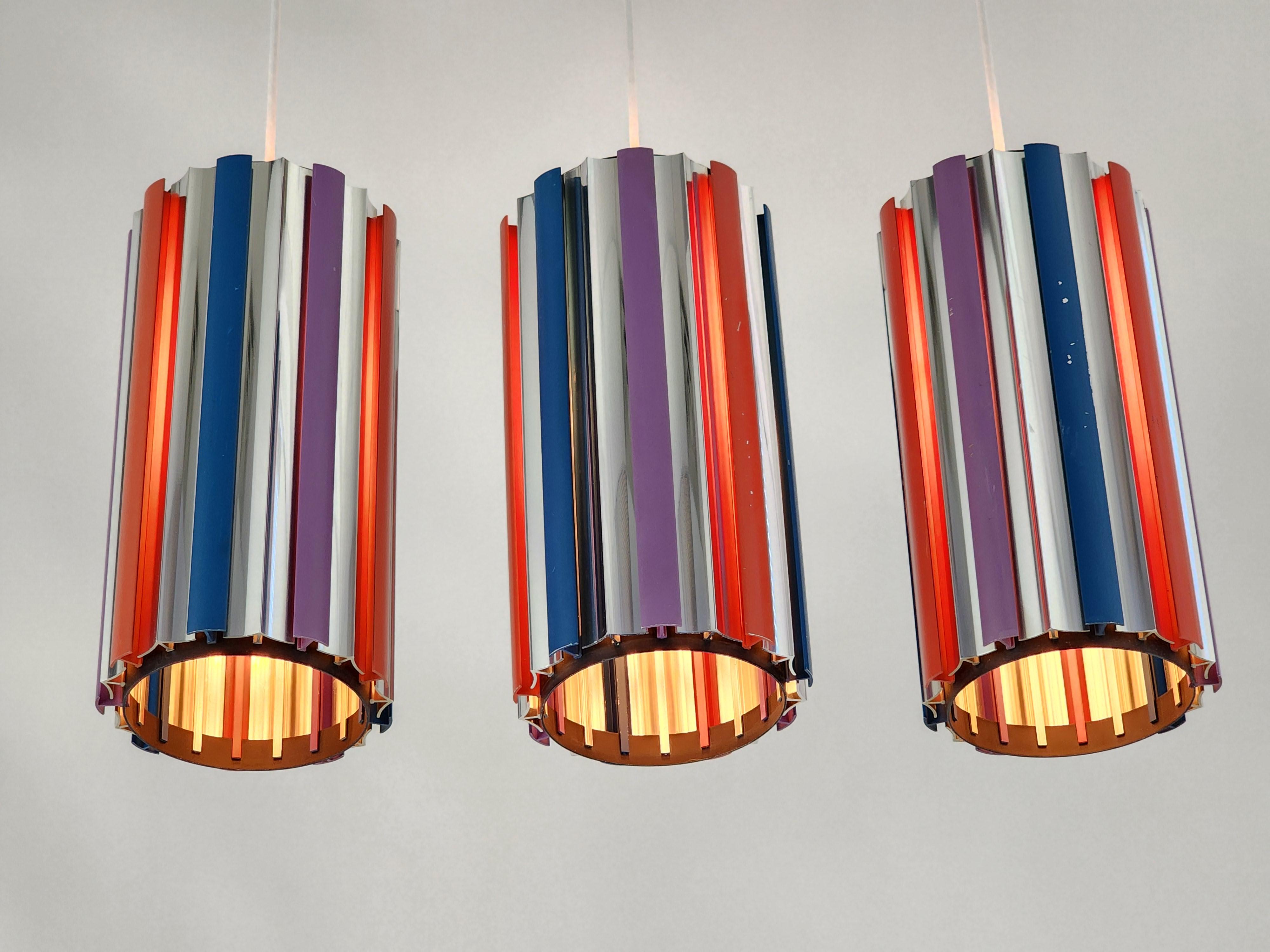 Colorfull extruded , anodized aluminium pendant by Lightolier.

Well made solid sturdy construction. 

Contain one E26 size ceramic socket rated at 60 watt. 

Come with five feet of cord and canopy. 

