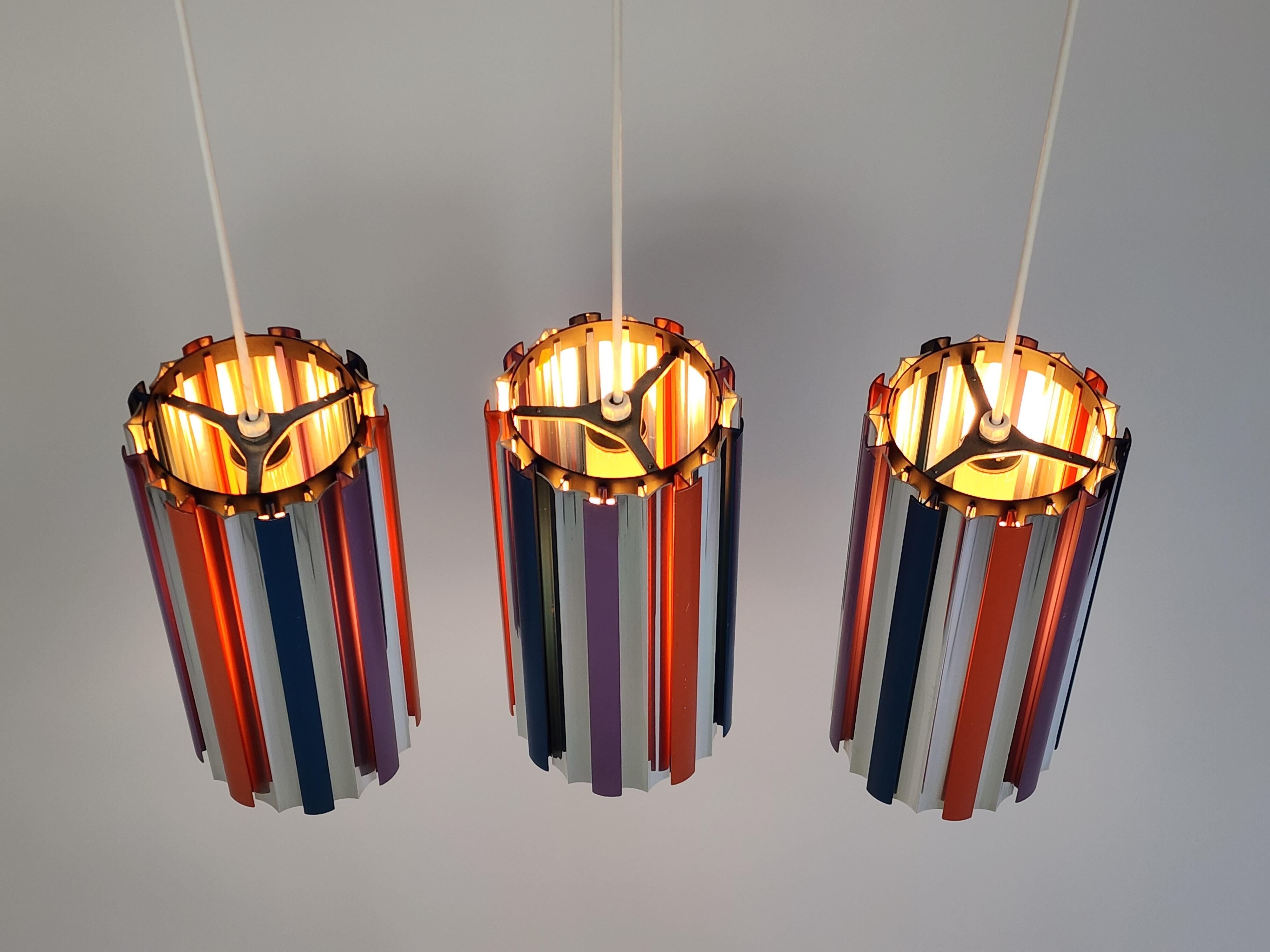 1970s Lightolier Colorfull Aluminium Louvered Pendants, USA In Good Condition For Sale In St- Leonard, Quebec
