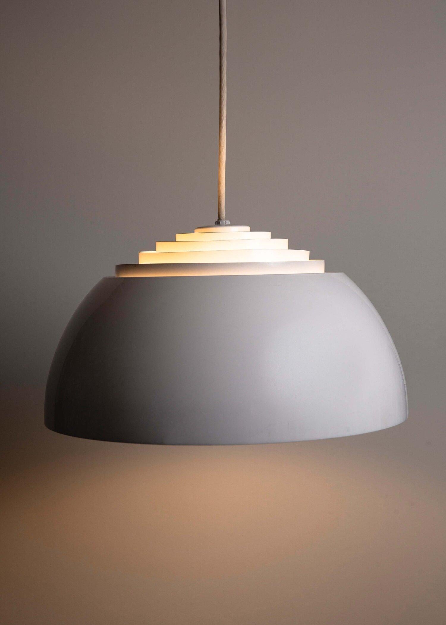 Louvered pendant lamp by Lightolier manufactured in the 1970’s. White enamelled aluminium, louvered top. 

Verified original E-26 Edison medium base socket, 18/2 round plastic cord. incandescent 60-100 watts max or higher if LED/CFL.
