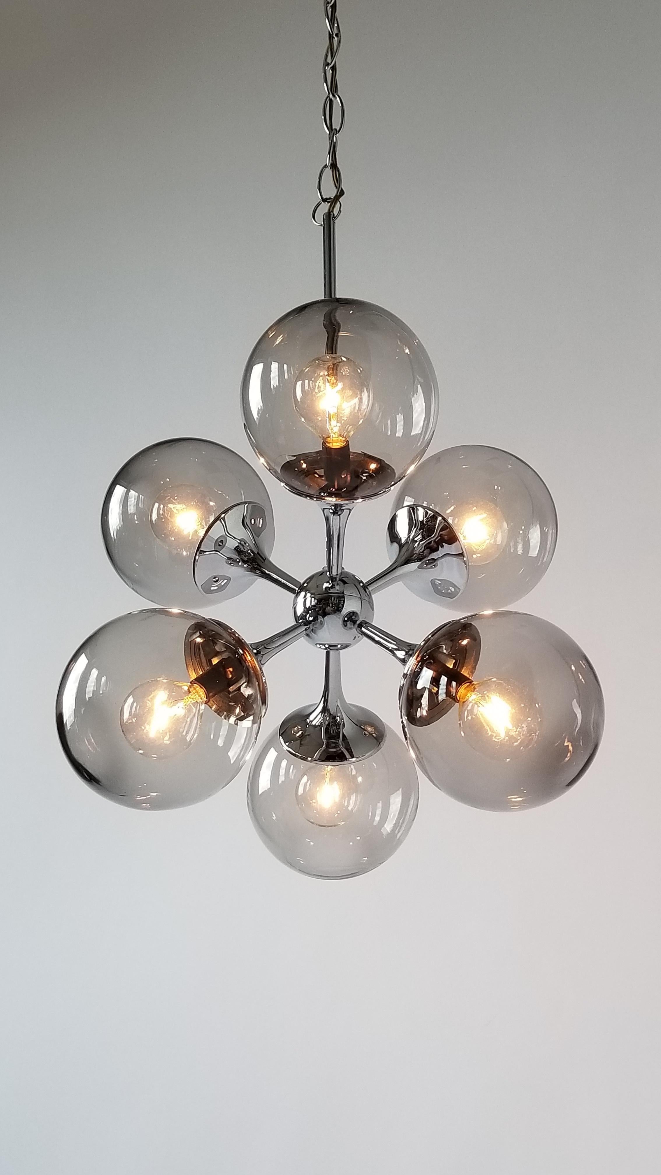 Sechsarmiger Chrom-Sputnik-Kronleuchter mit Glasschirm von Lightolier aus den 1970er Jahren, USA im Angebot 4
