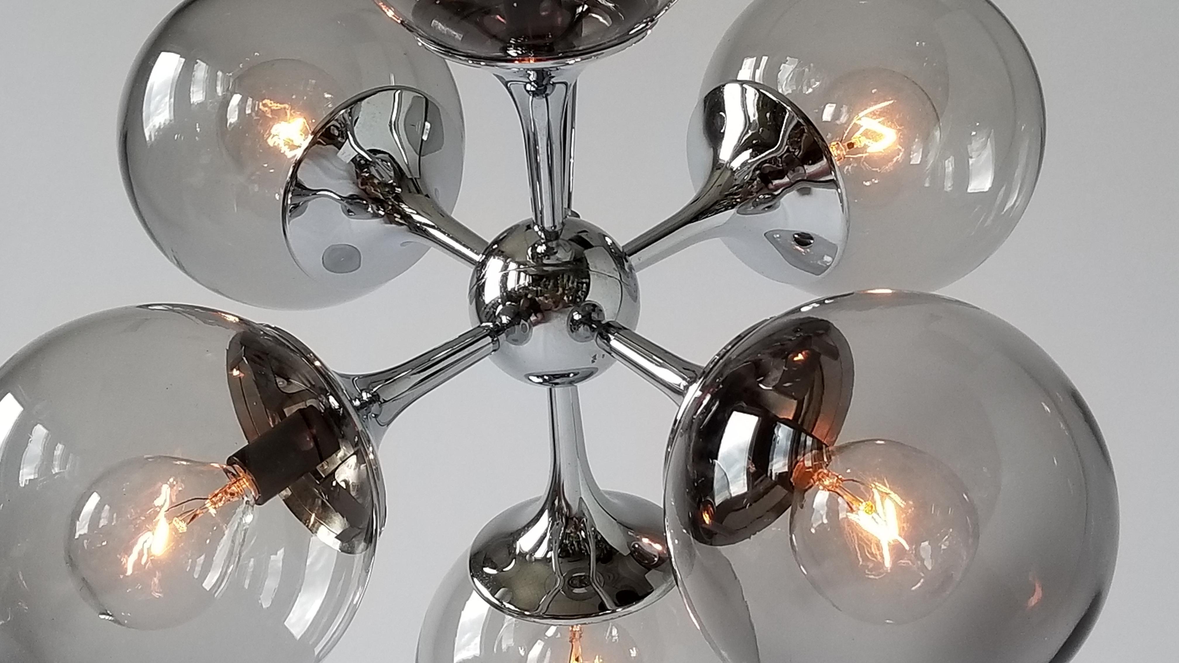 1970s Lightolier Six-Arm Chrome Sputnik Chandelier with Glass Shade, USA In Excellent Condition For Sale In St- Leonard, Quebec