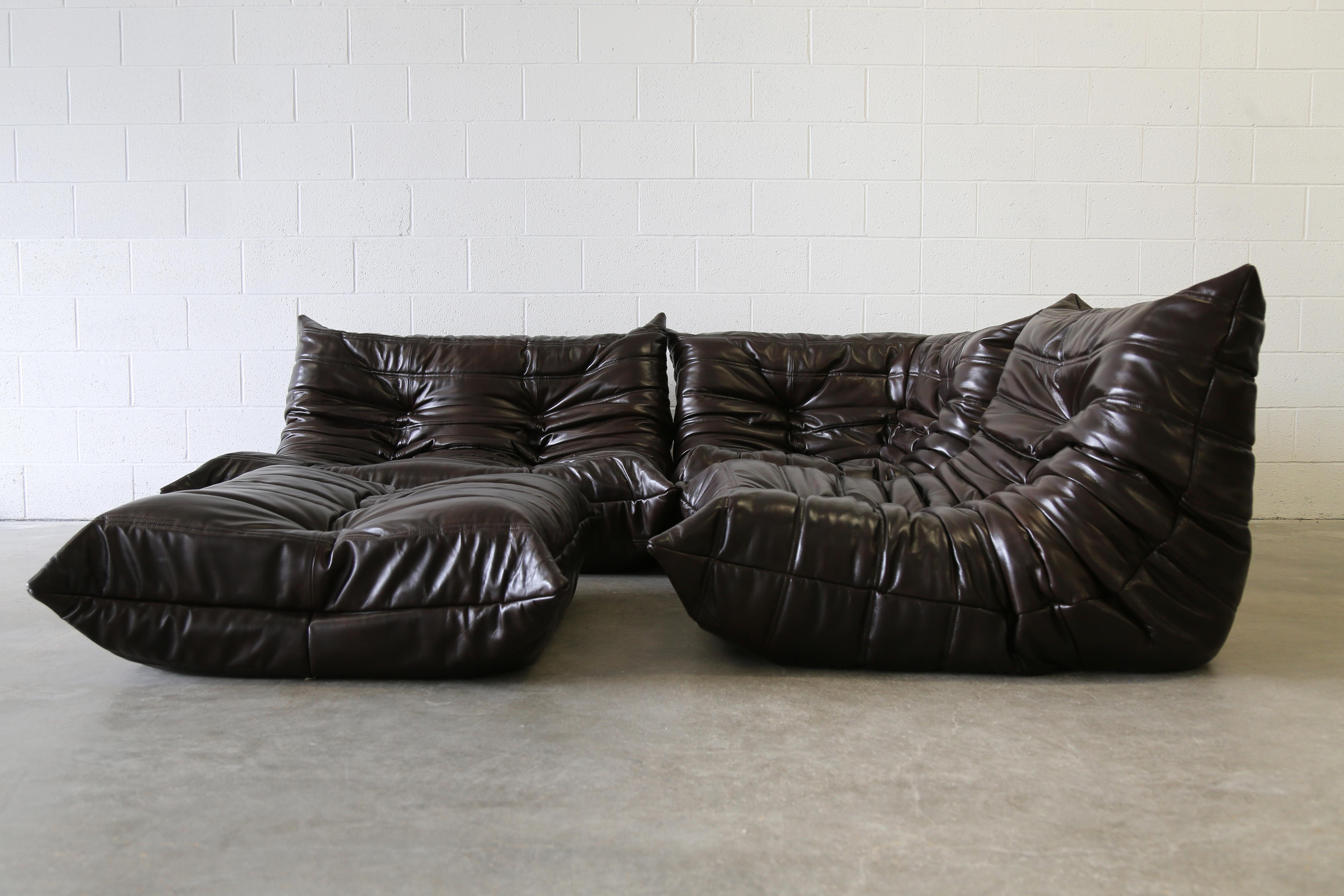 Un sofá Ligne Roset Togo de los años 70, de Michael Ducaroy. Este ejemplar tenía originalmente una funda de cuero color crema, que ha sido sustituida por una nueva de cuero flexible de color marrón chocolate intenso, con un acabado ceroso de alto