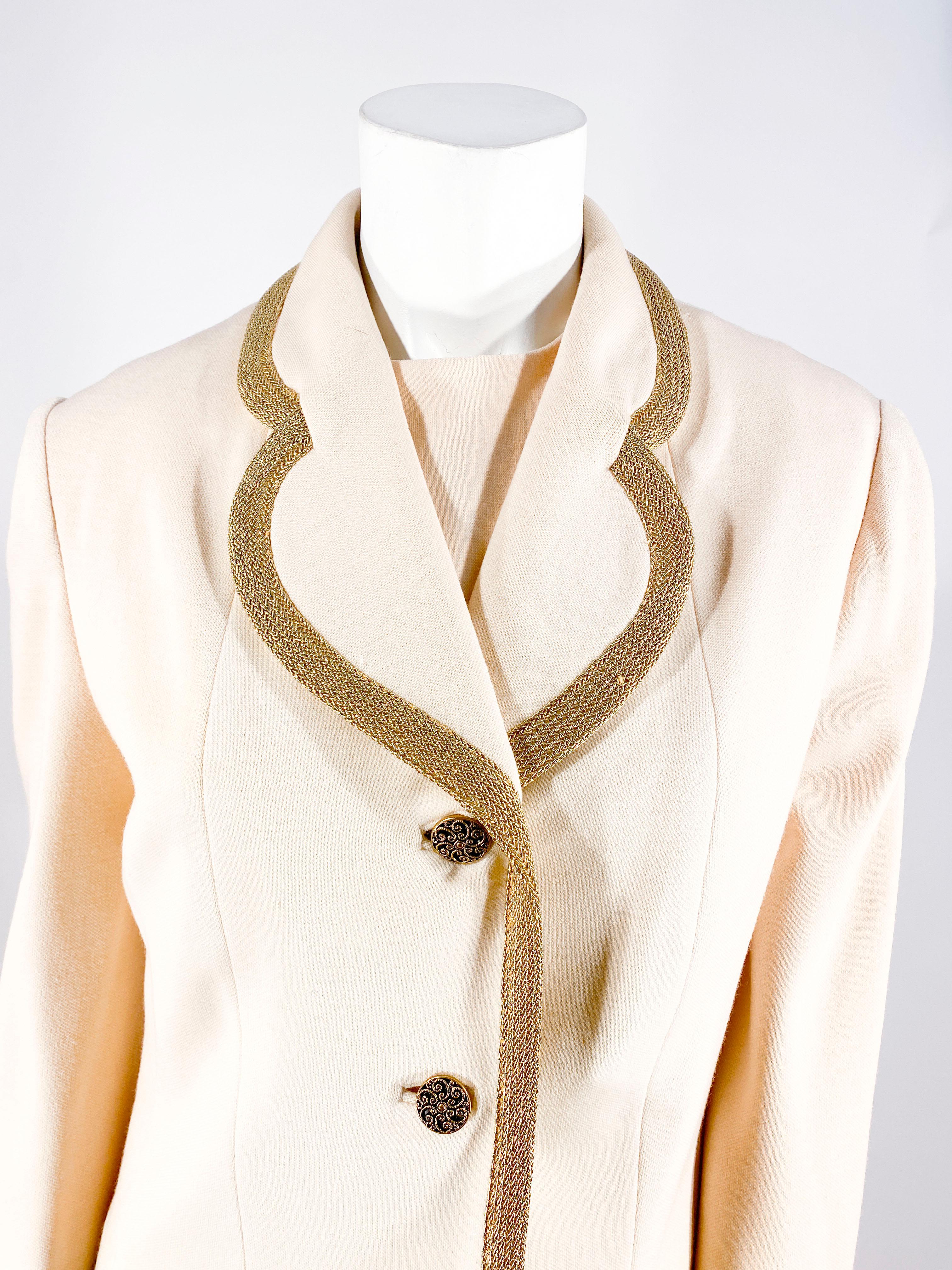 Lilli Ann, elfenbeinfarbener Wollstrickanzug mit Messingbesatz, 1970er Jahre (Weiß) im Angebot