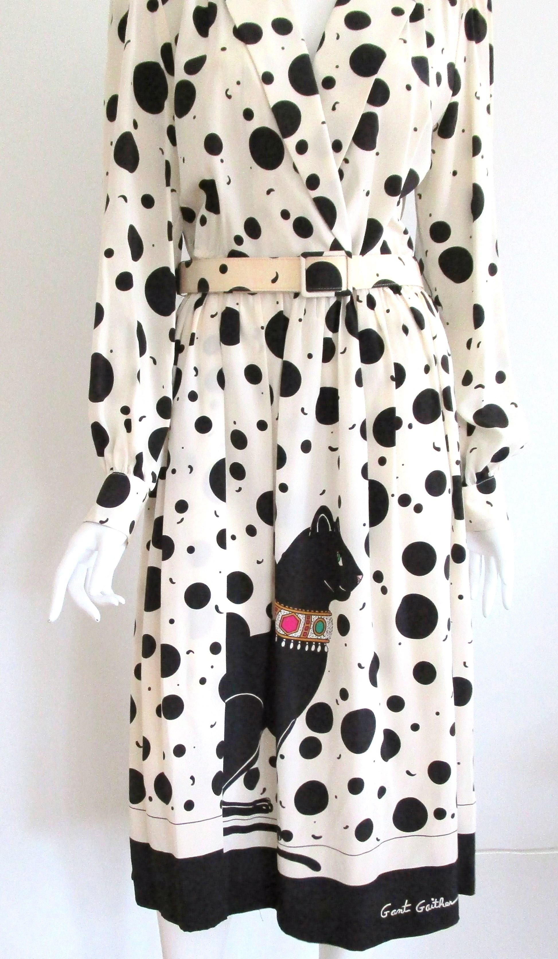 Take a look at the amazing Cat on the front of this 1970s Silk Lilli Ann Dress. DESIGNER GANT GAITHER Plunging front, belt and elastic waist. 2 Button closure on the sleeves. Wonderful flowing drape on this dress. This is a larger size will fit a