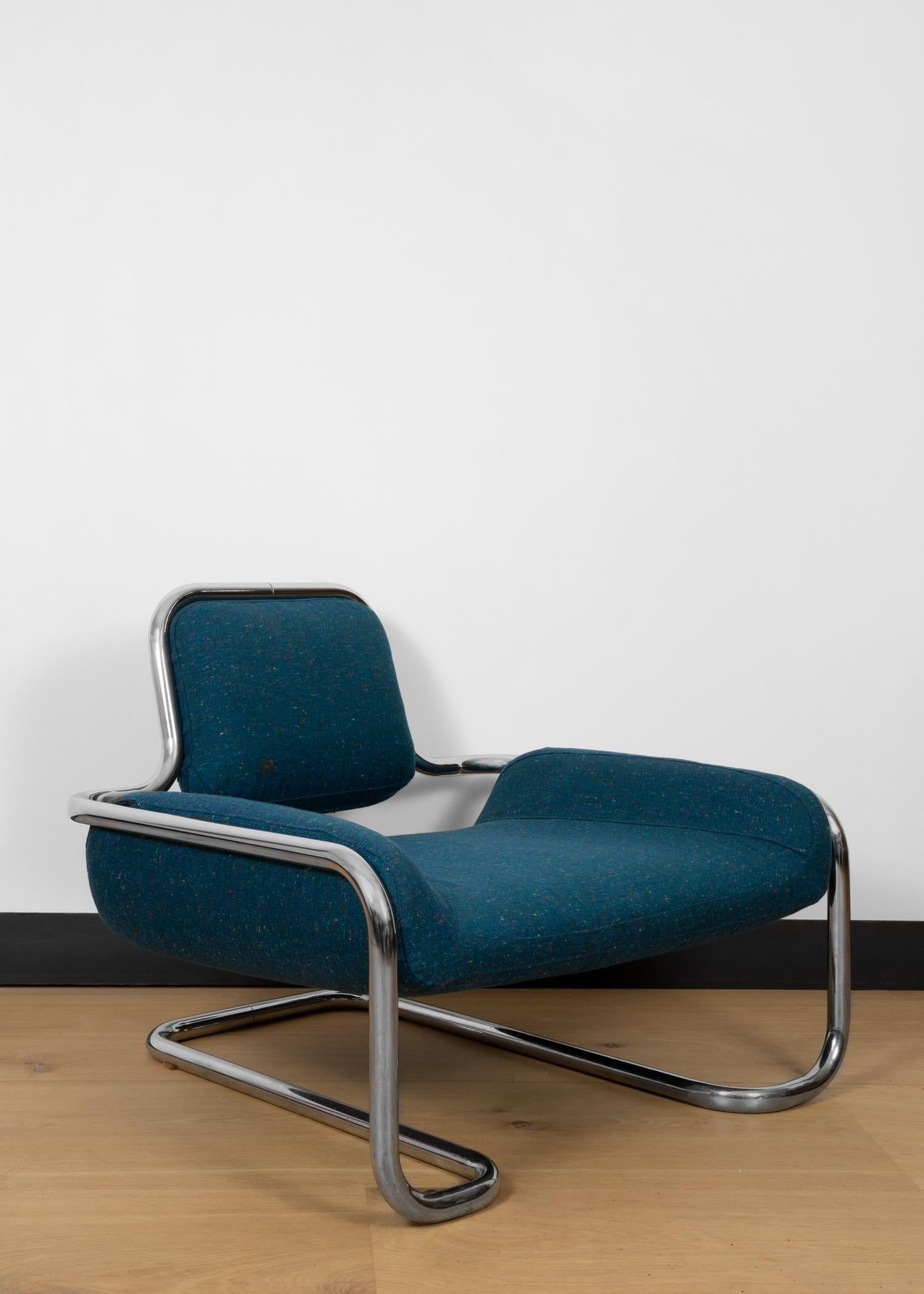 Une chaise longue basse conçue par Kwok Hoï Chan pour le fabricant français Steiner au début des années 1970.
Le cadre est fait d'une pièce unique de chrome tubulaire supportant un siège rembourré de taille généreuse qui a été refini dans un tissu