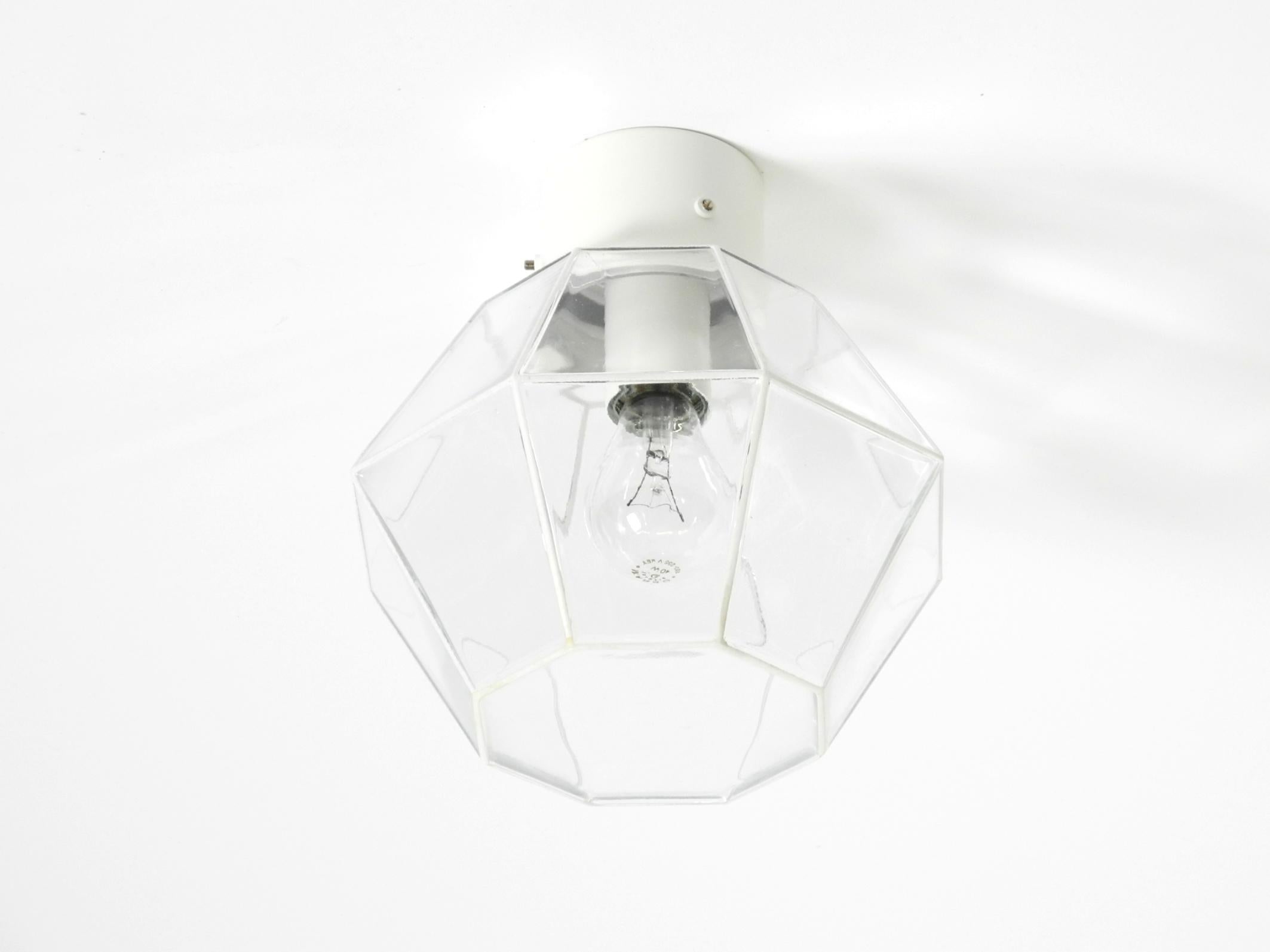 Preciosa lámpara de techo de cristal original de los años 70, de forma octogonal.
La lámpara es nueva y aún estaba en su embalaje original. Nunca se ha conectado.
Fabricante: Glashütte Limburg, Model 3529.
Mano de obra de muy alta calidad. Fabricado