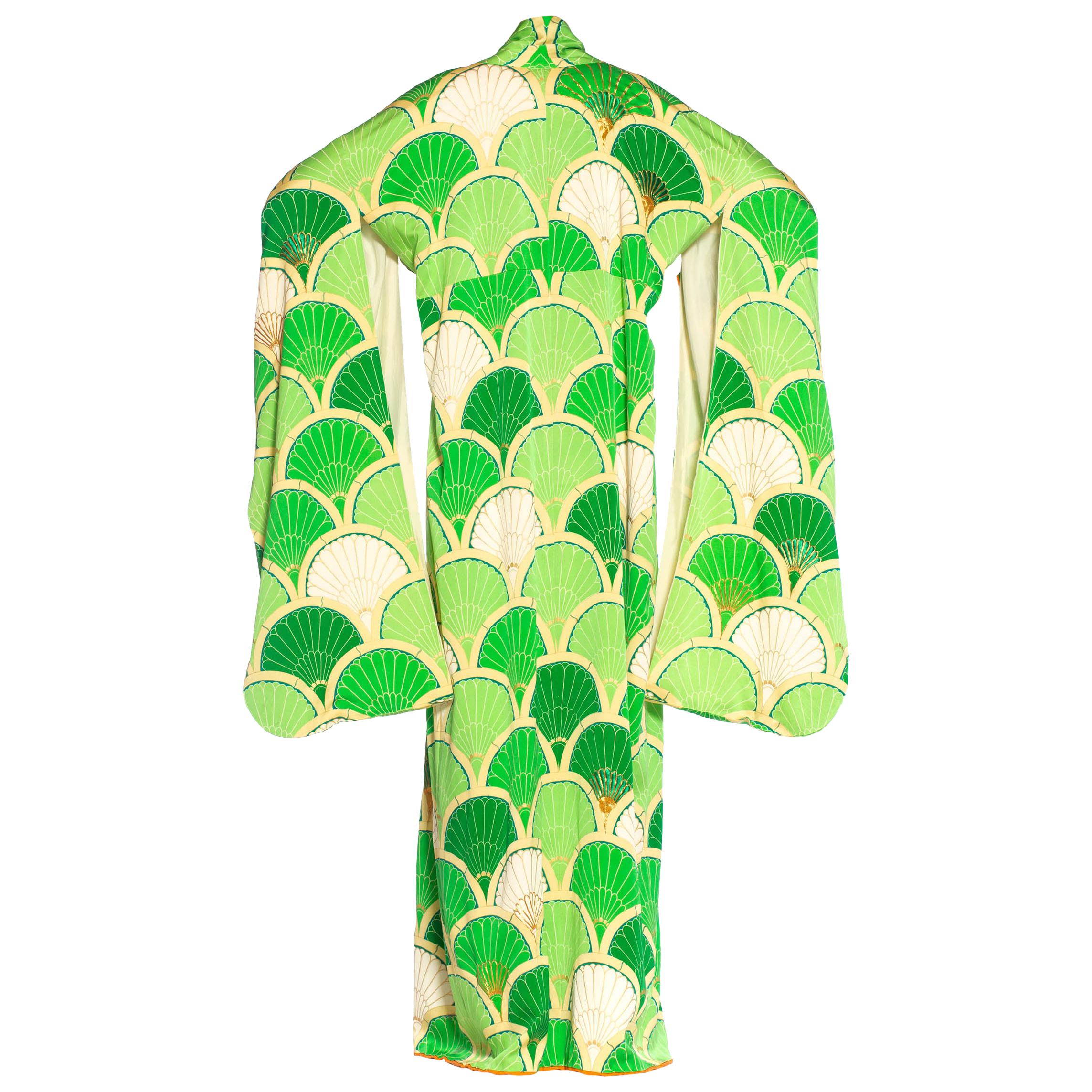 Kimono de seda verde lima y crema de la década de 1970 con bordado metálico dorado