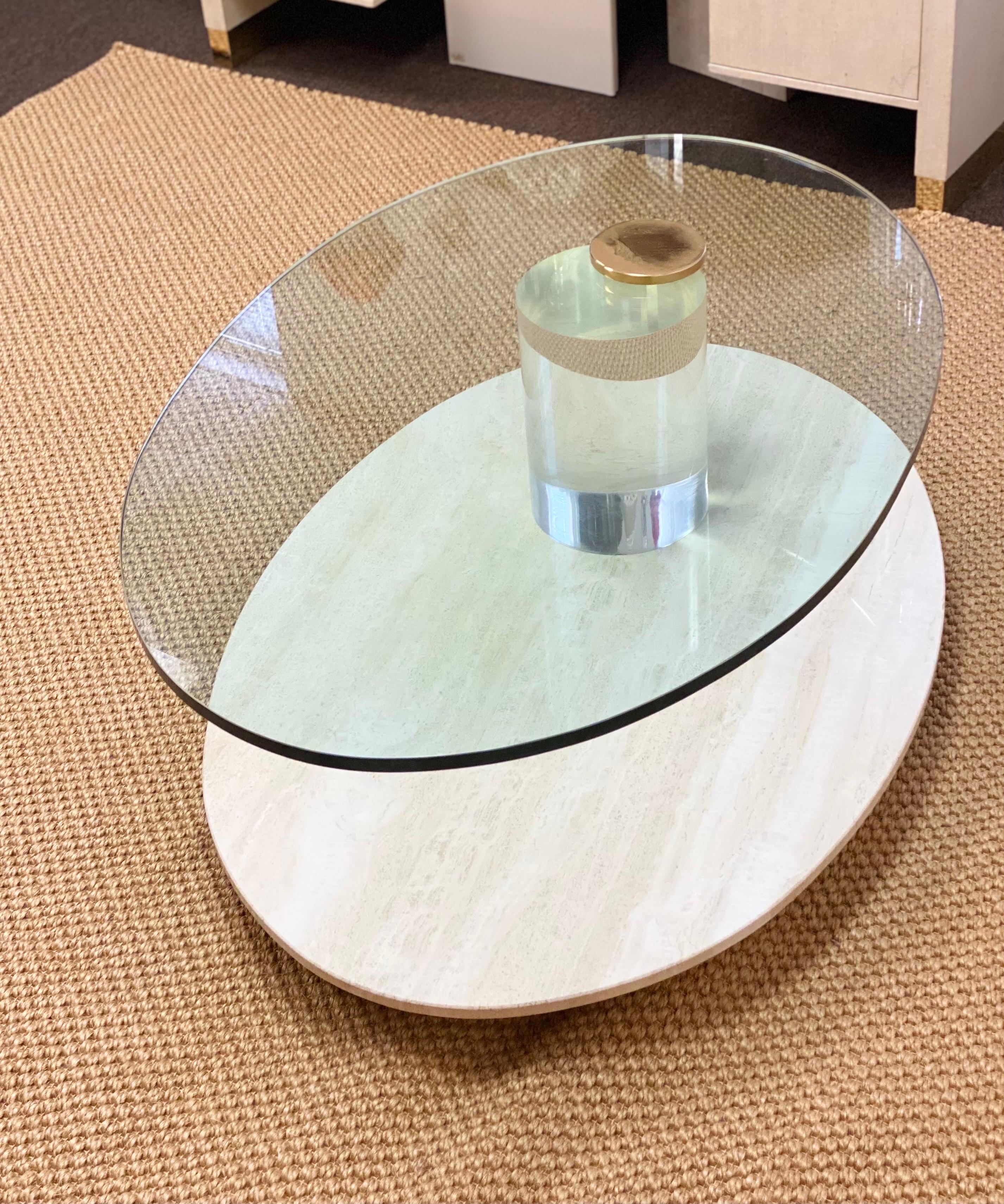 Mid-Century Modern Table basse en porte-à-faux Lion en verre givré travertin et lucite des années 1970  en vente
