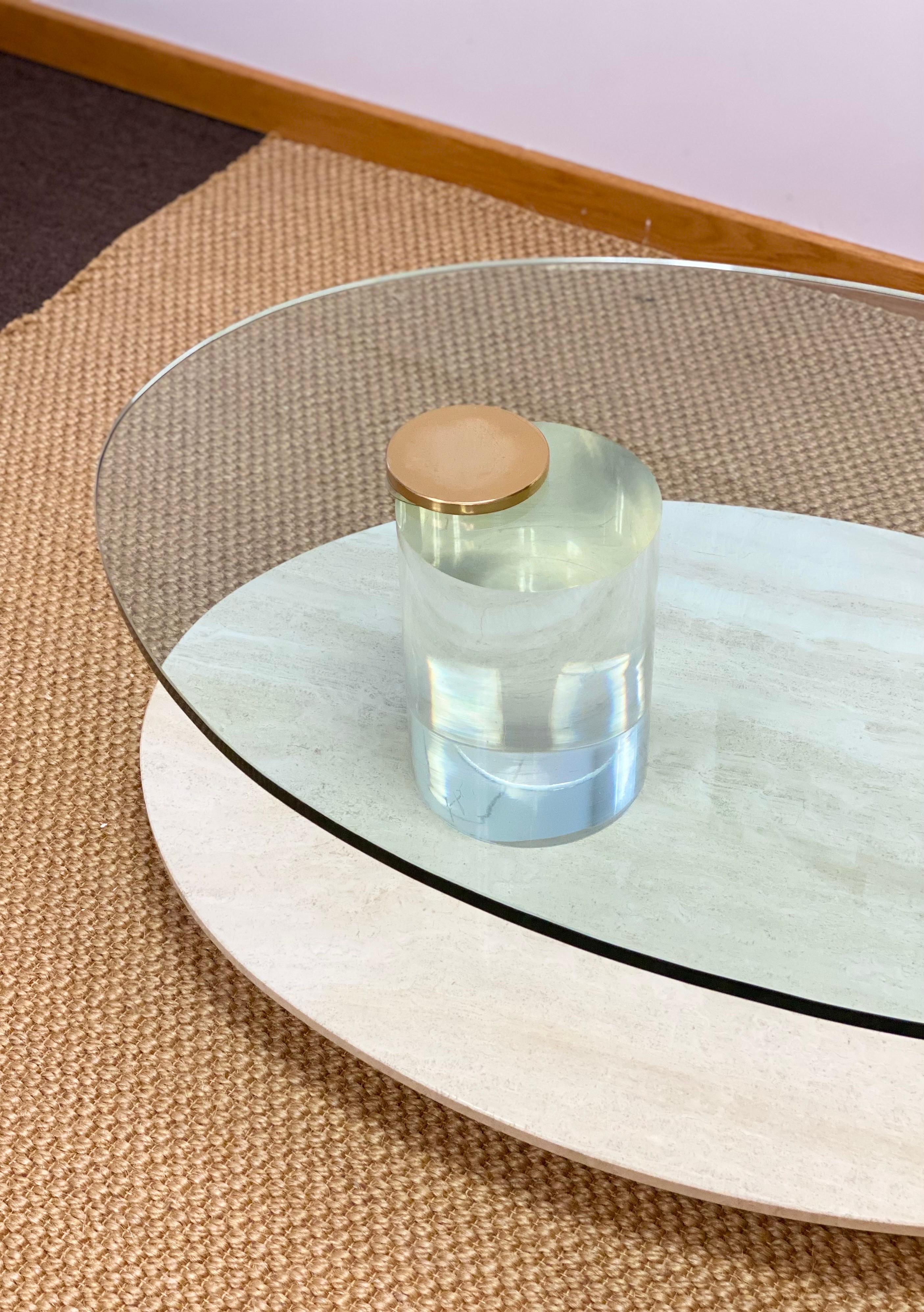 Fin du 20e siècle Table basse en porte-à-faux Lion en verre givré travertin et lucite des années 1970  en vente